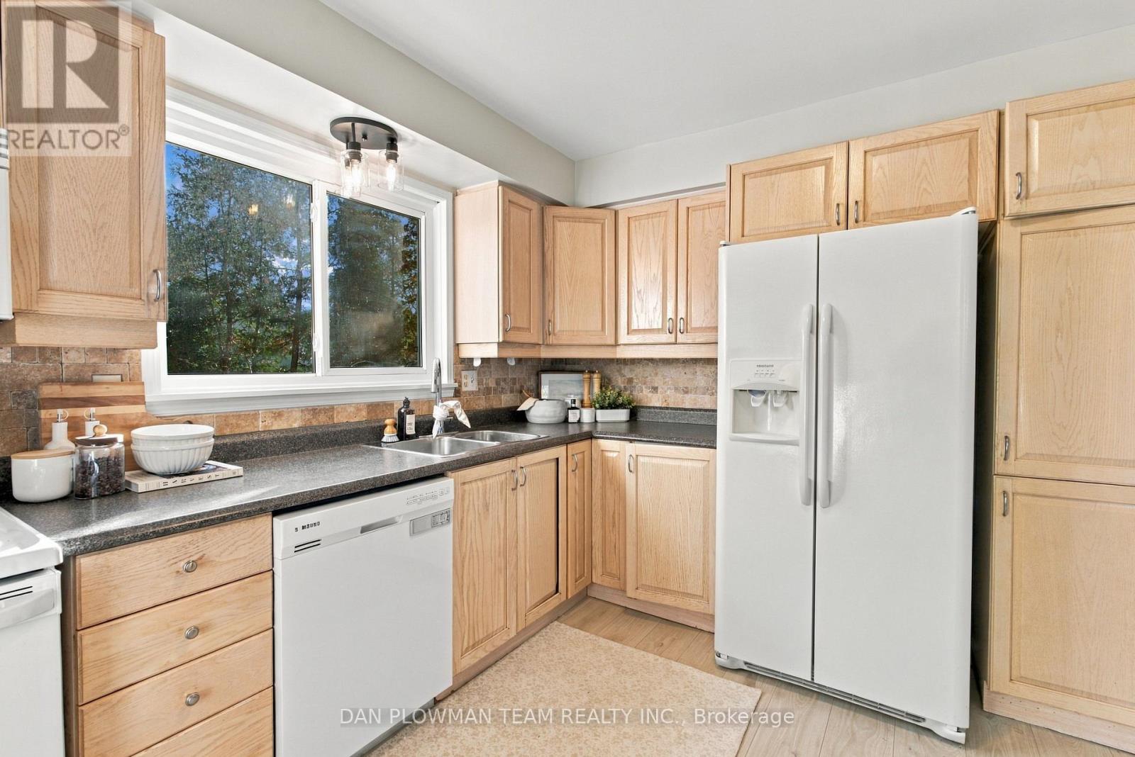 1385 Fenelon Crescent Property Photo 11