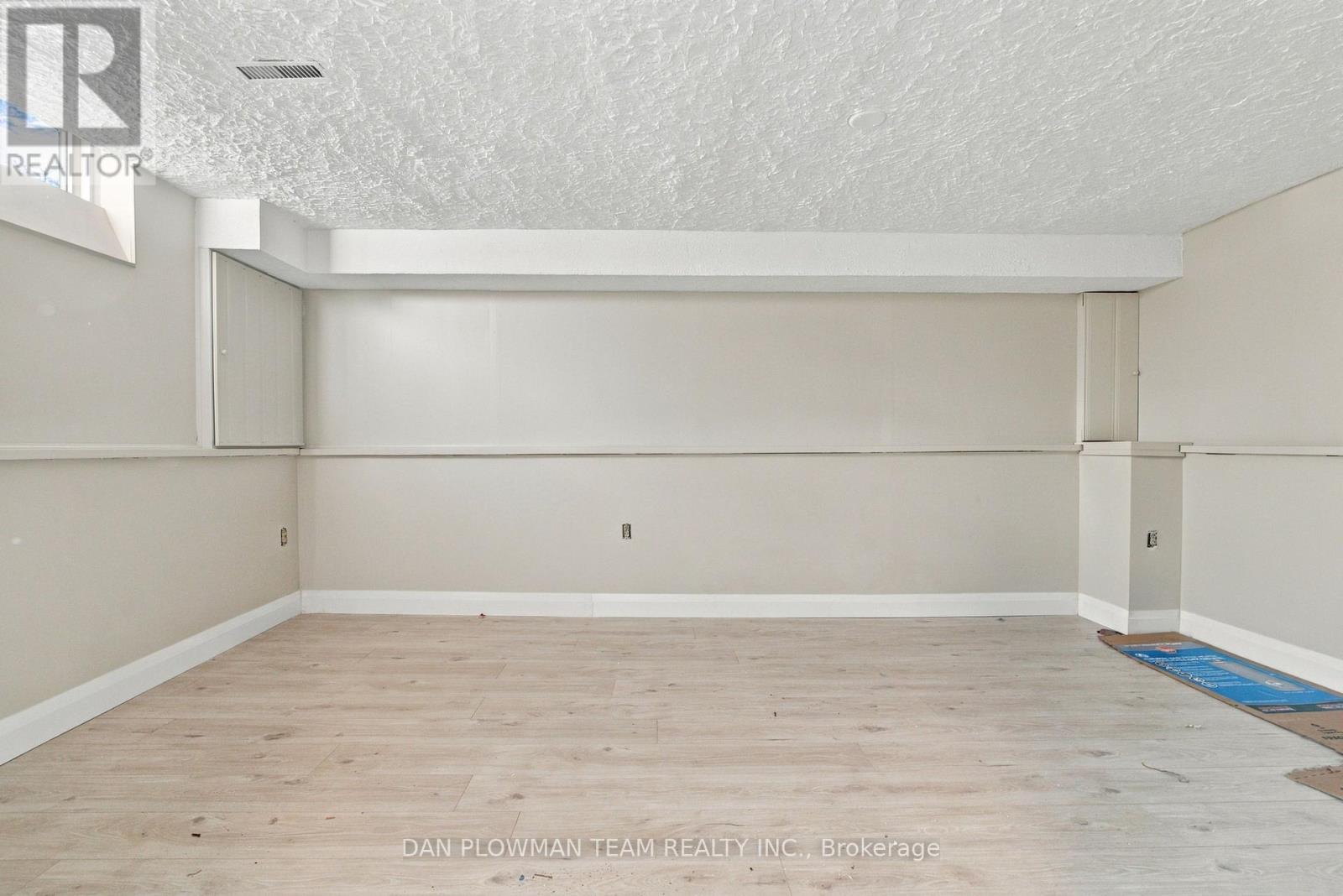 1385 Fenelon Crescent Property Photo 22