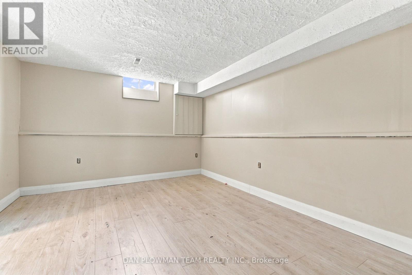 1385 Fenelon Crescent Property Photo 23