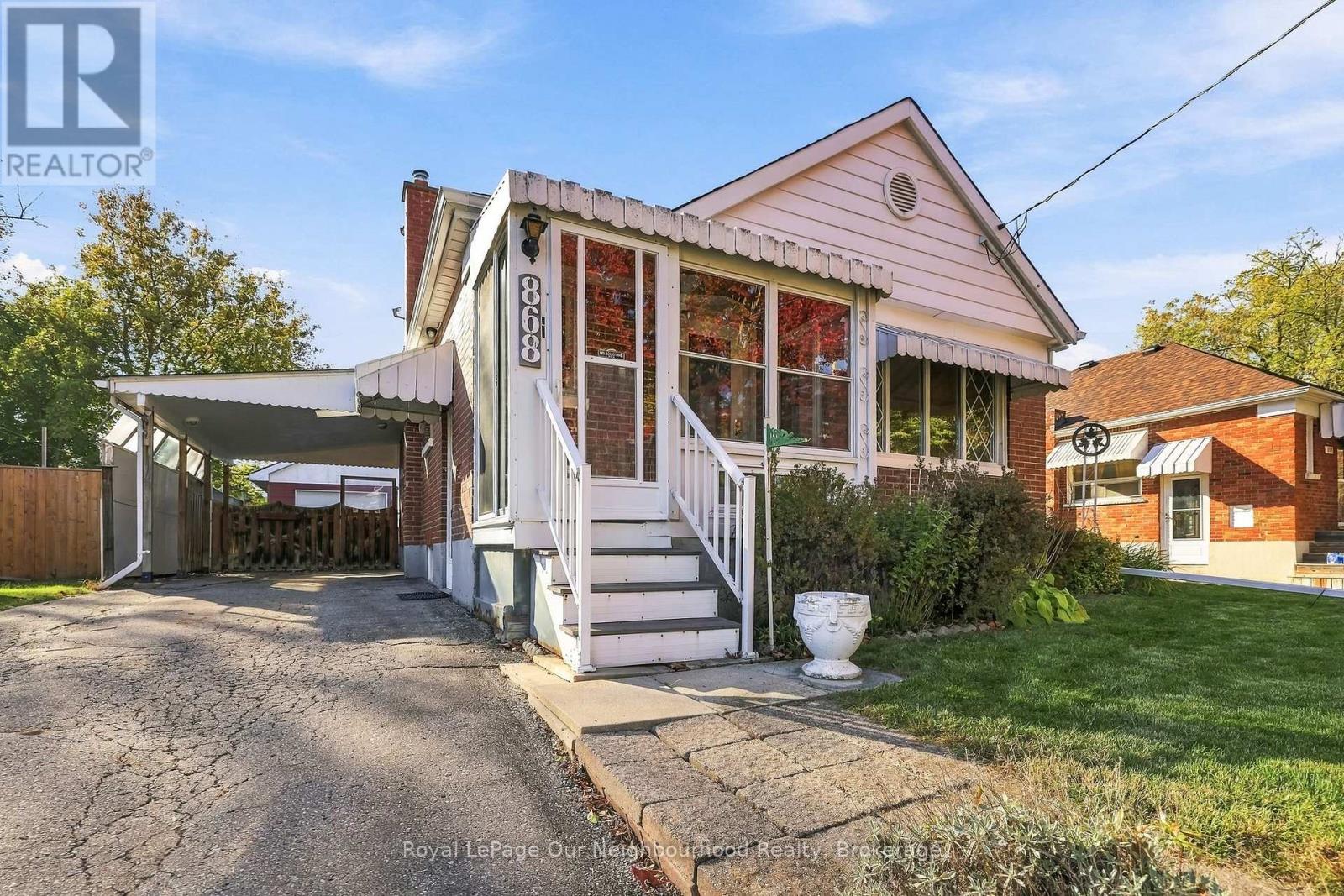 868 Grierson Street Property Photo 2