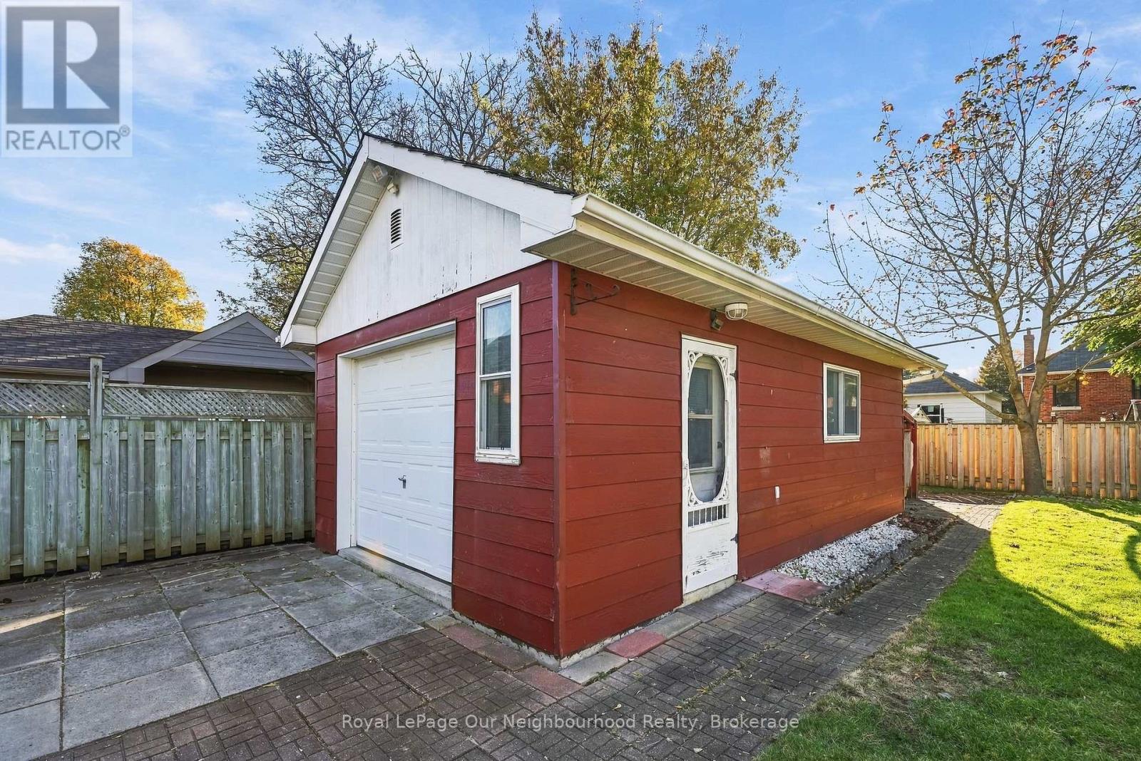 868 Grierson Street Property Photo 35