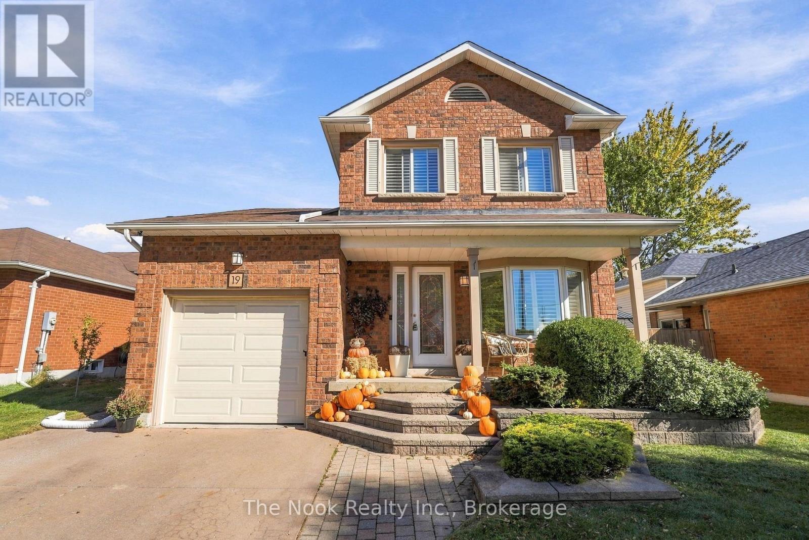 19 SANDRINGHAM DRIVE Property Photo 1