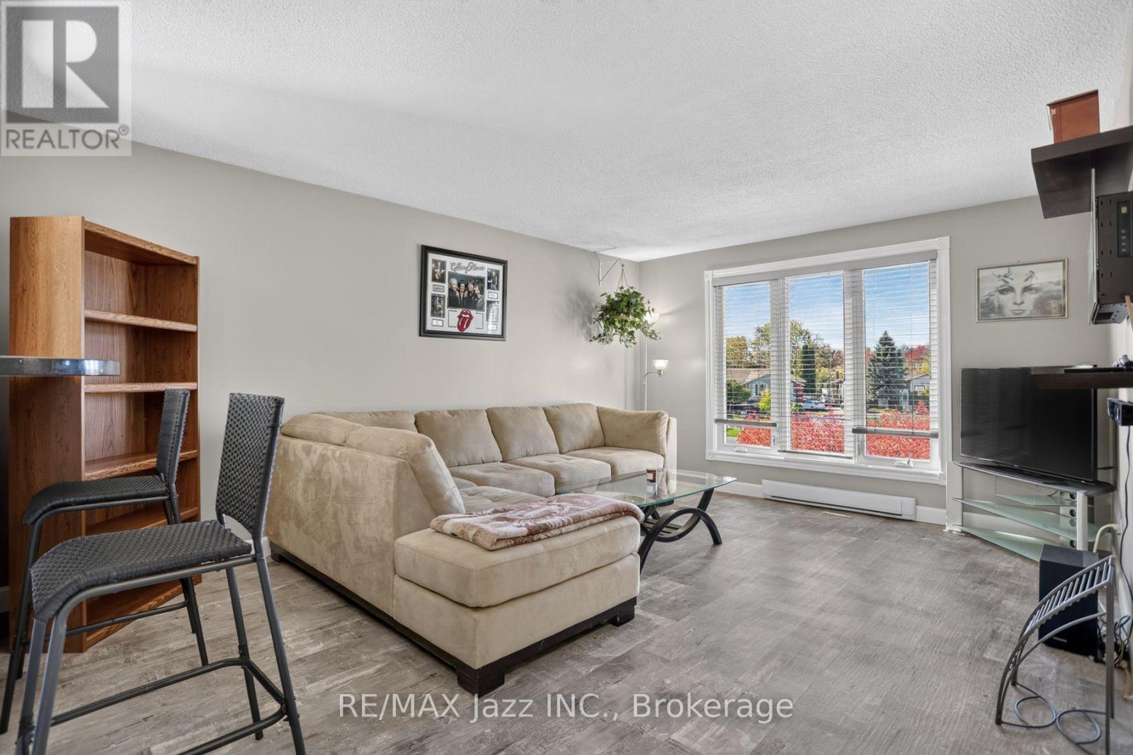 691 Attersley Drive Property Photo 4