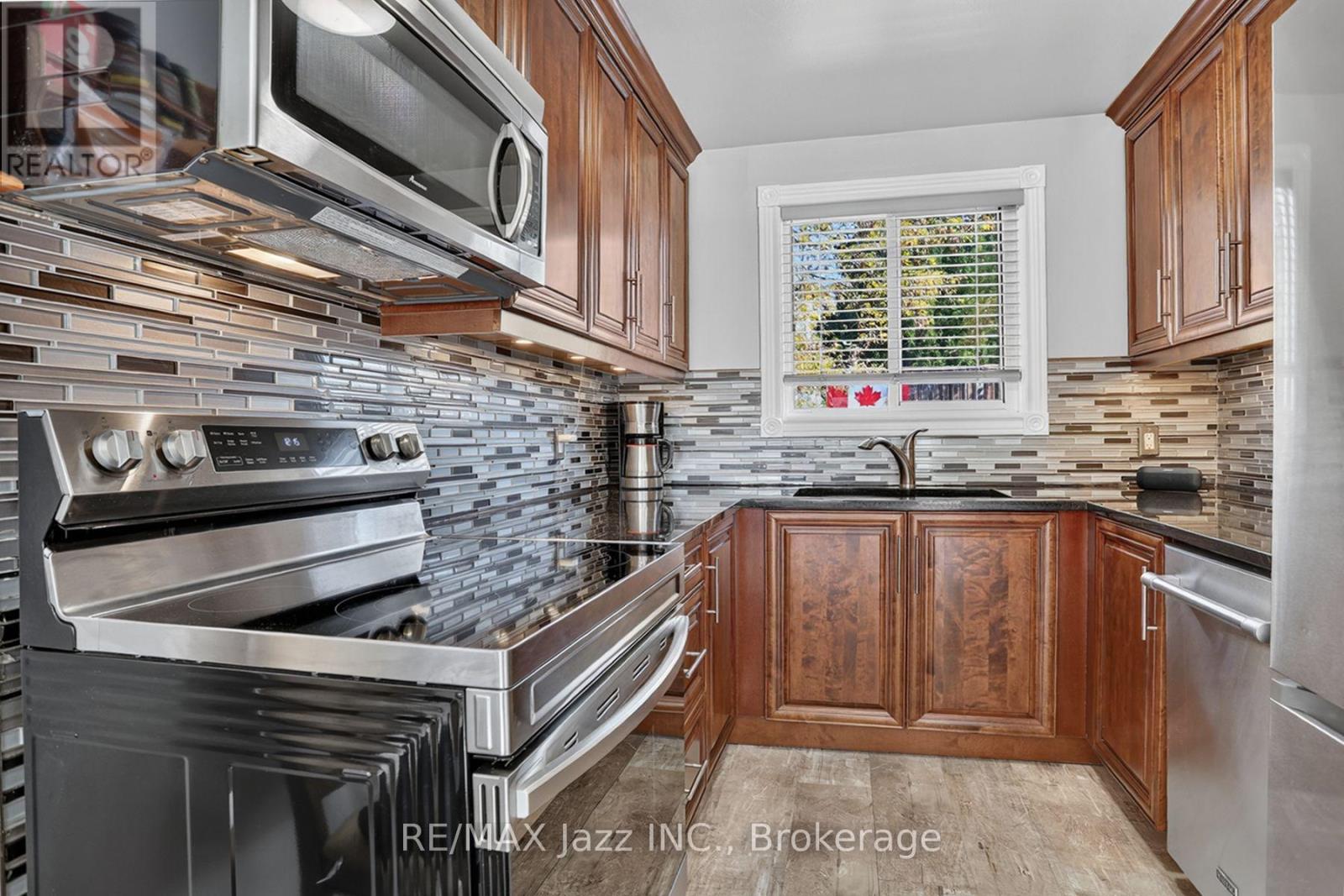 691 Attersley Drive Property Photo 10