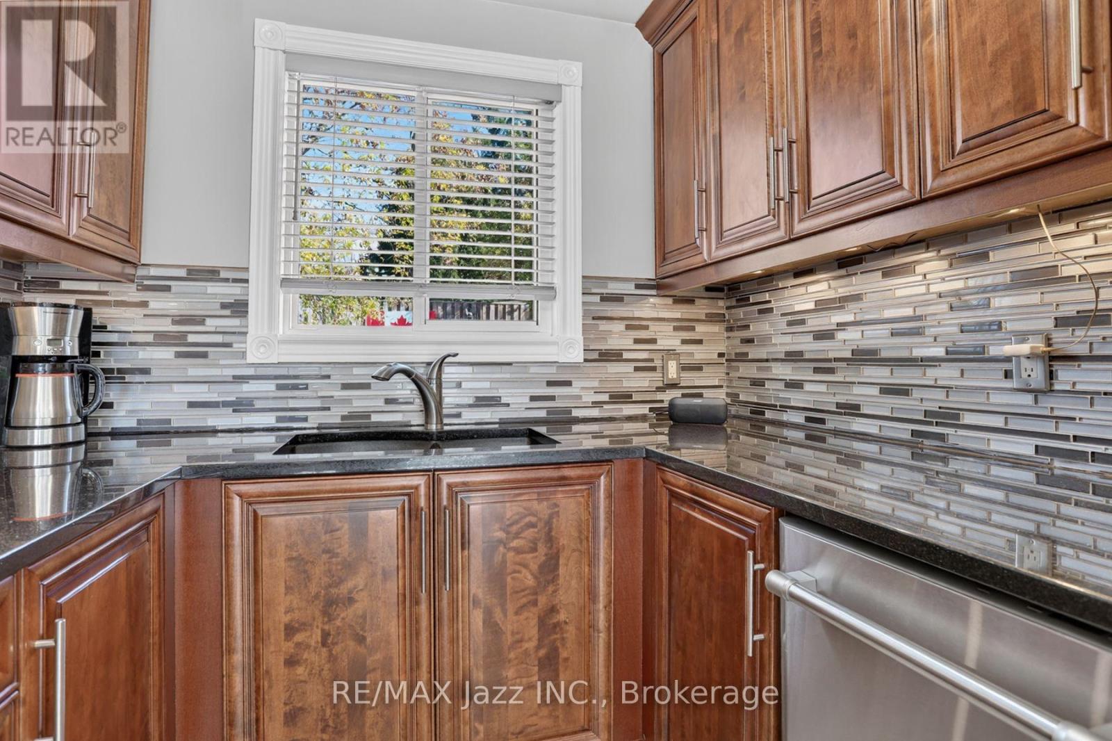 691 Attersley Drive Property Photo 11