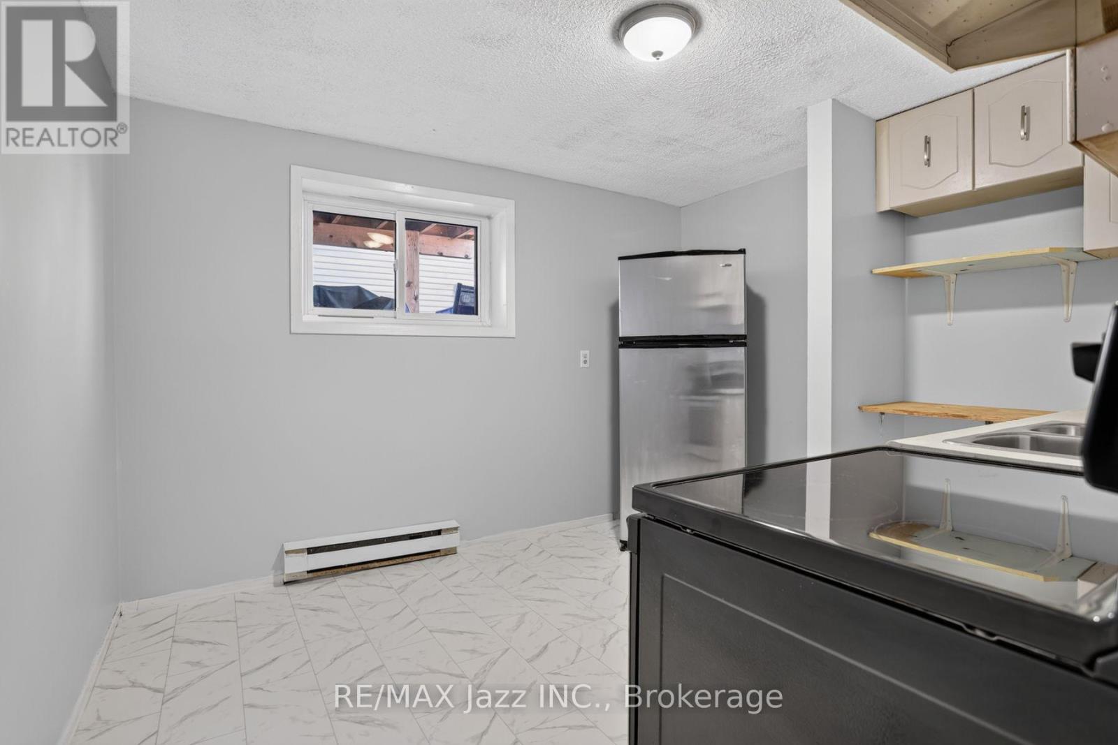 691 Attersley Drive Property Photo 21