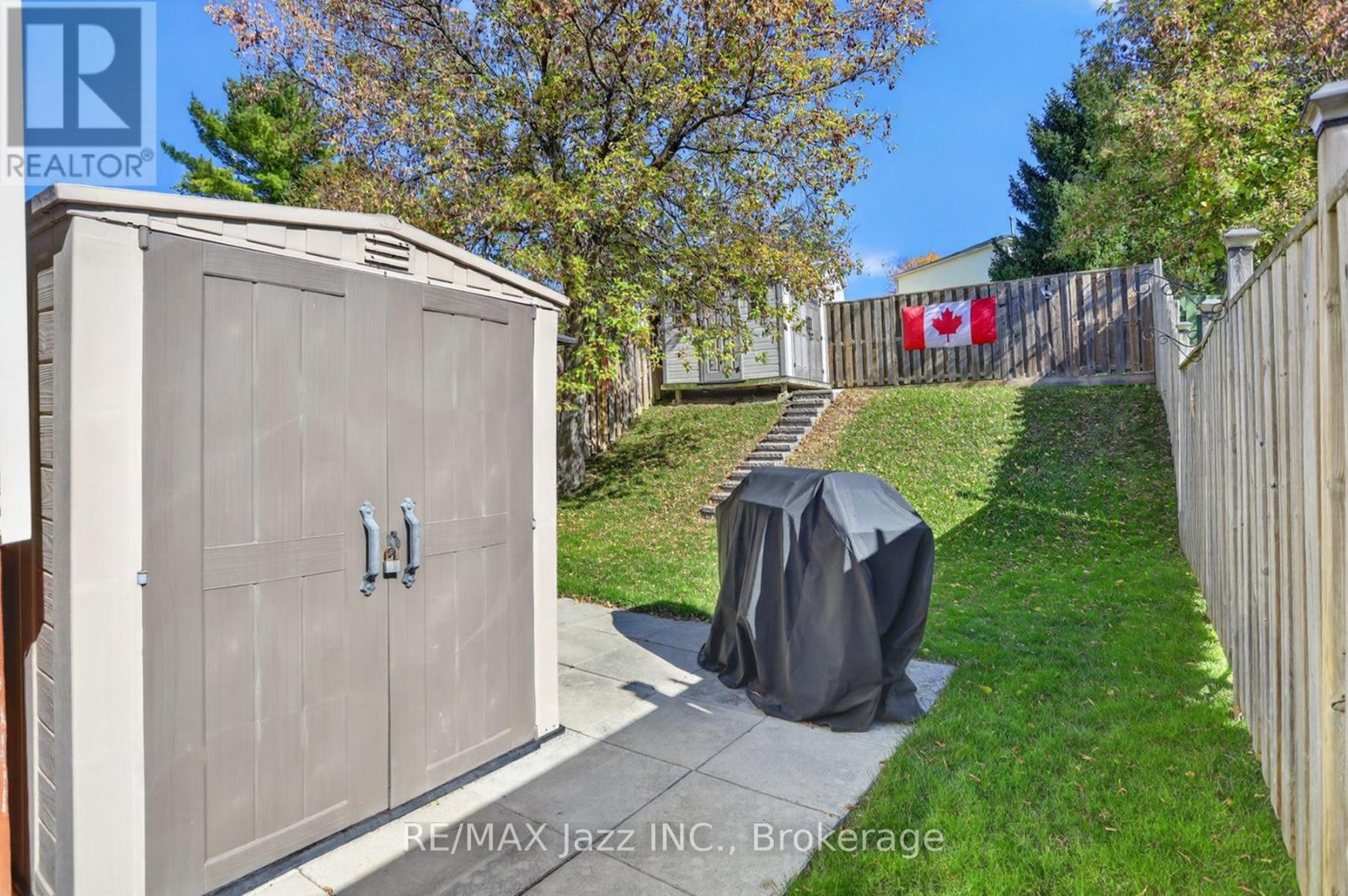 691 Attersley Drive Property Photo 27