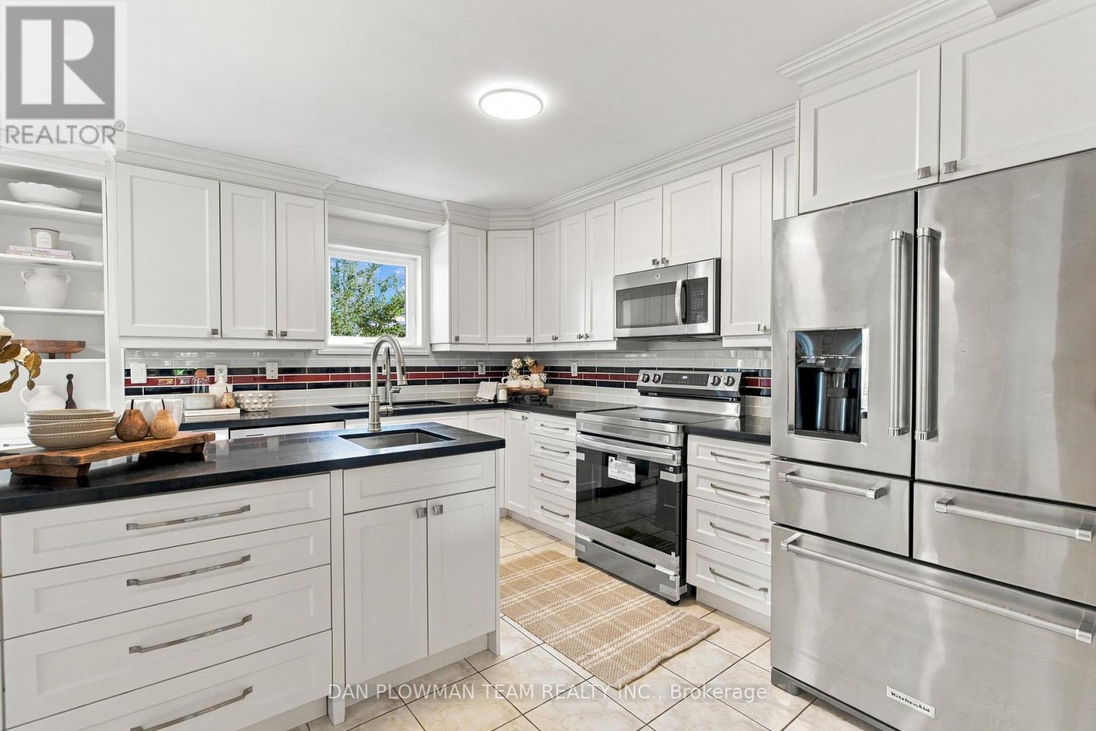 980 Langford Street Property Photo 8