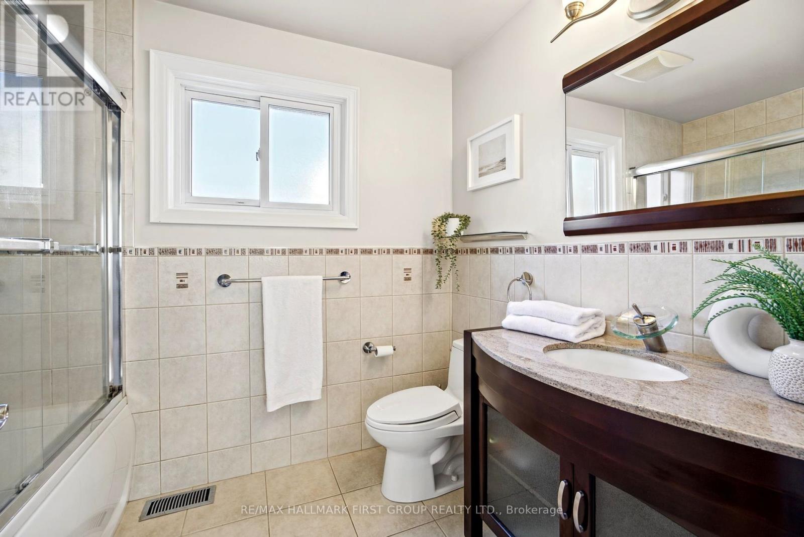 518 Gilbert Street E Property Photo 25