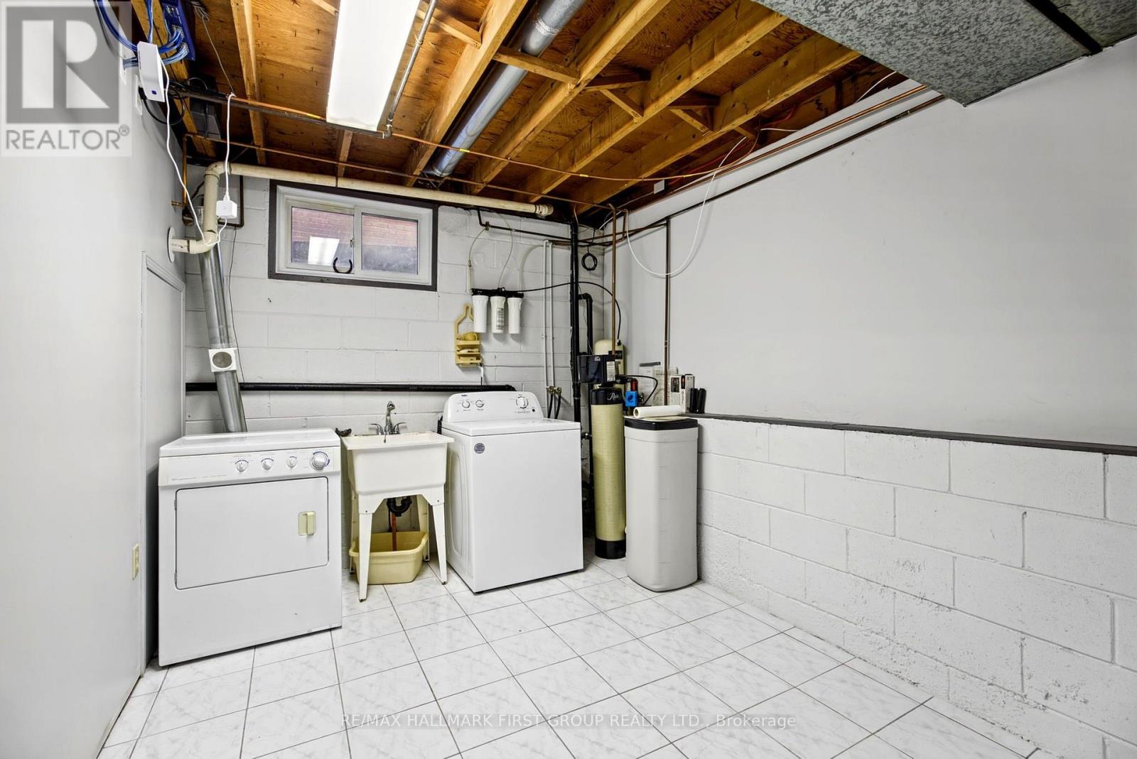 518 Gilbert Street E Property Photo 35