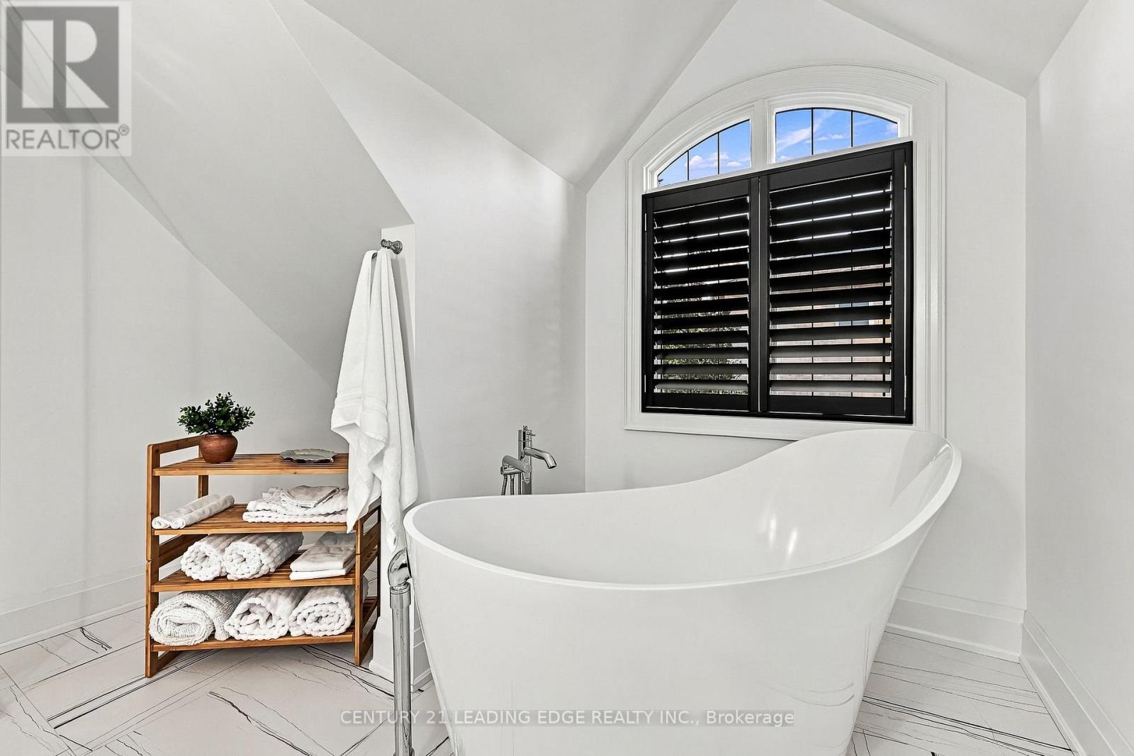 134 Front Street E Property Photo 34