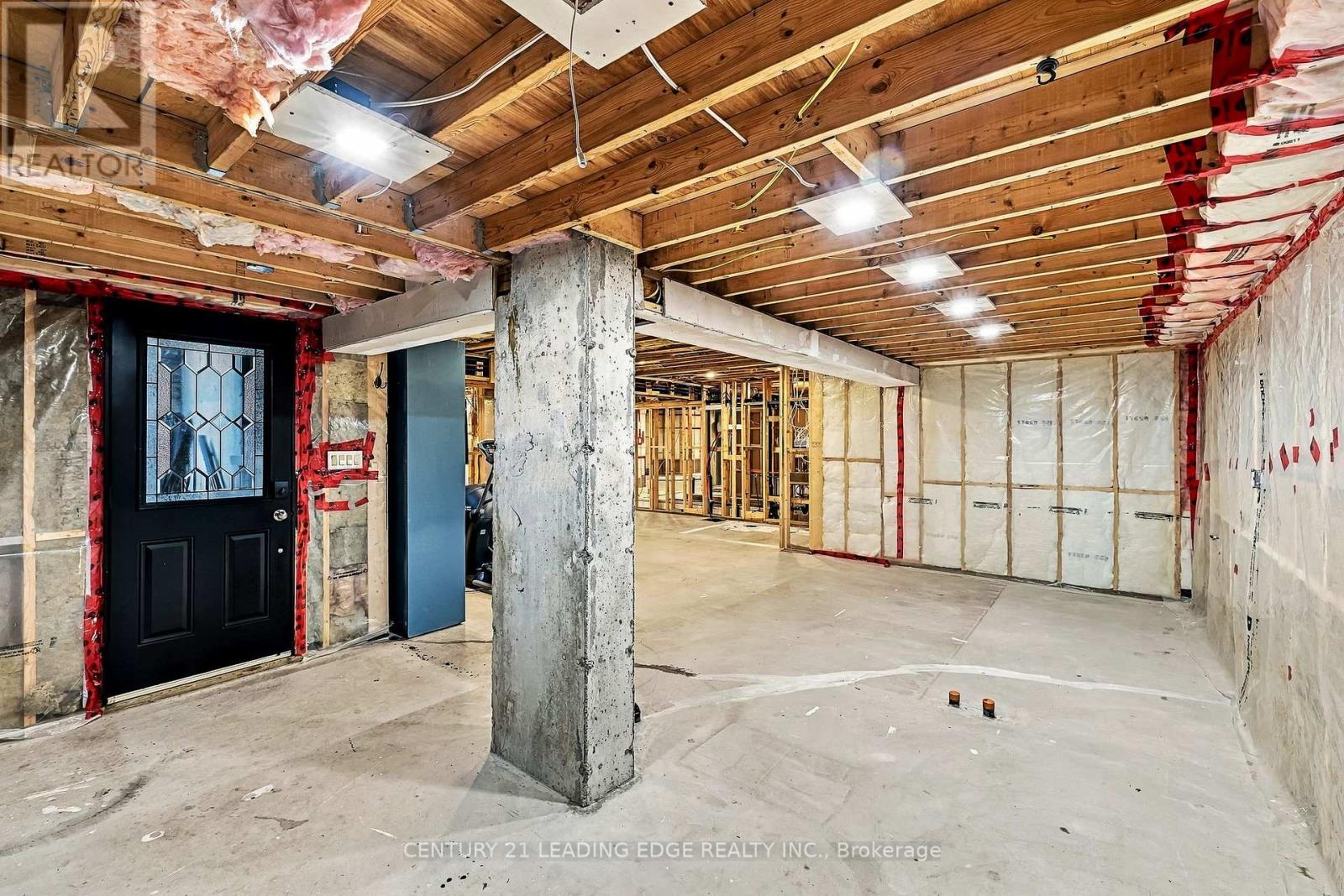 134 Front Street E Property Photo 44