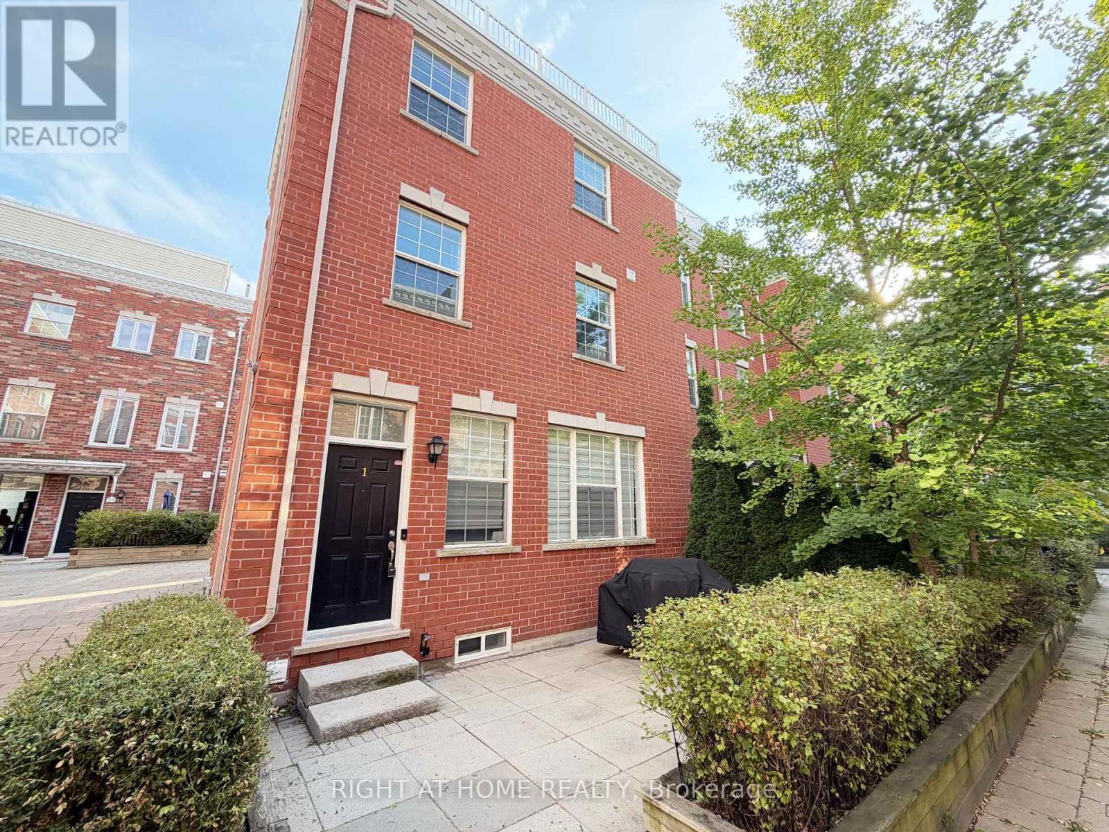 1 Fairhead Mews Property Photo 1