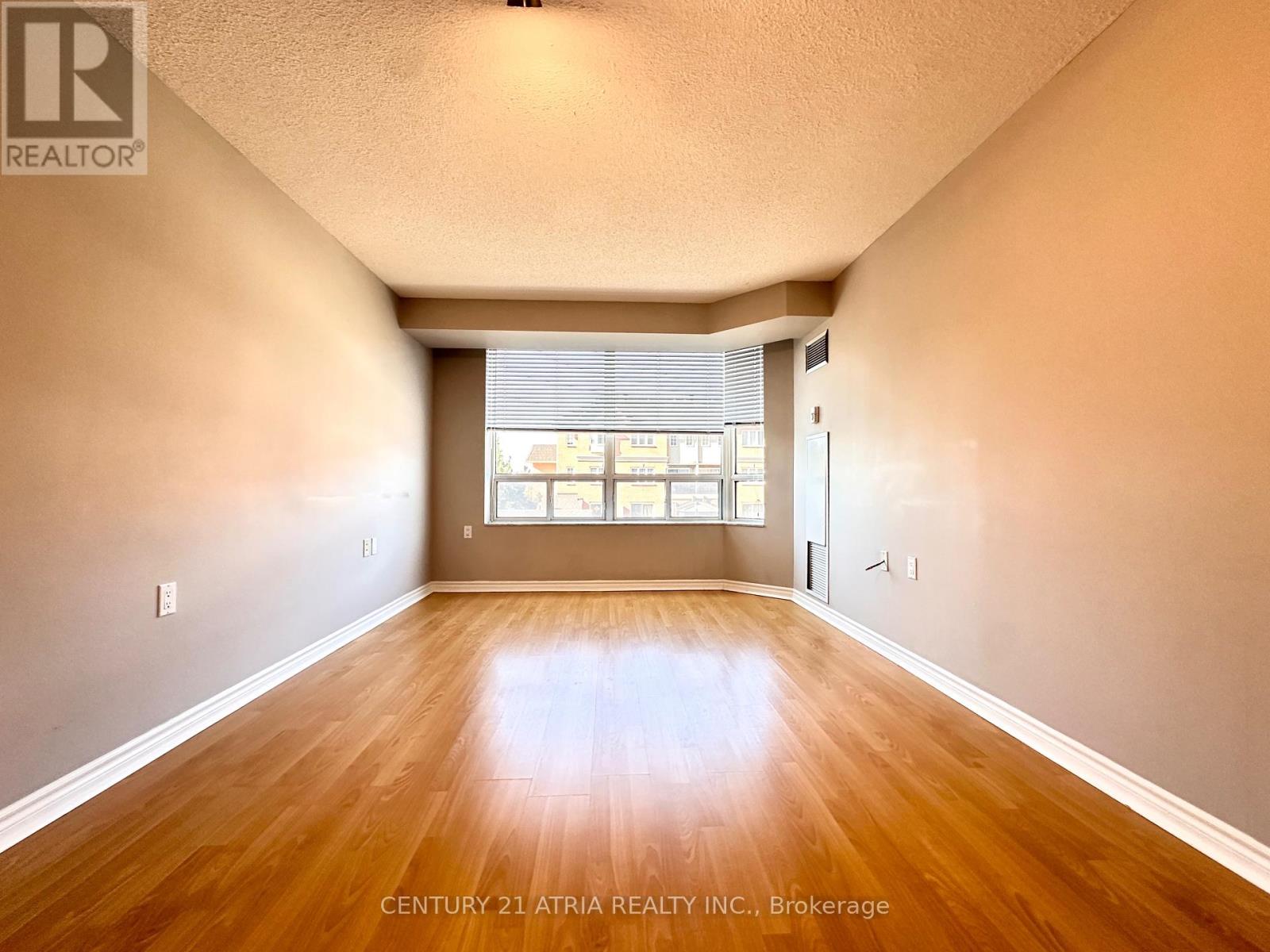 211 - 3088 Kennedy Road Property Photo 4