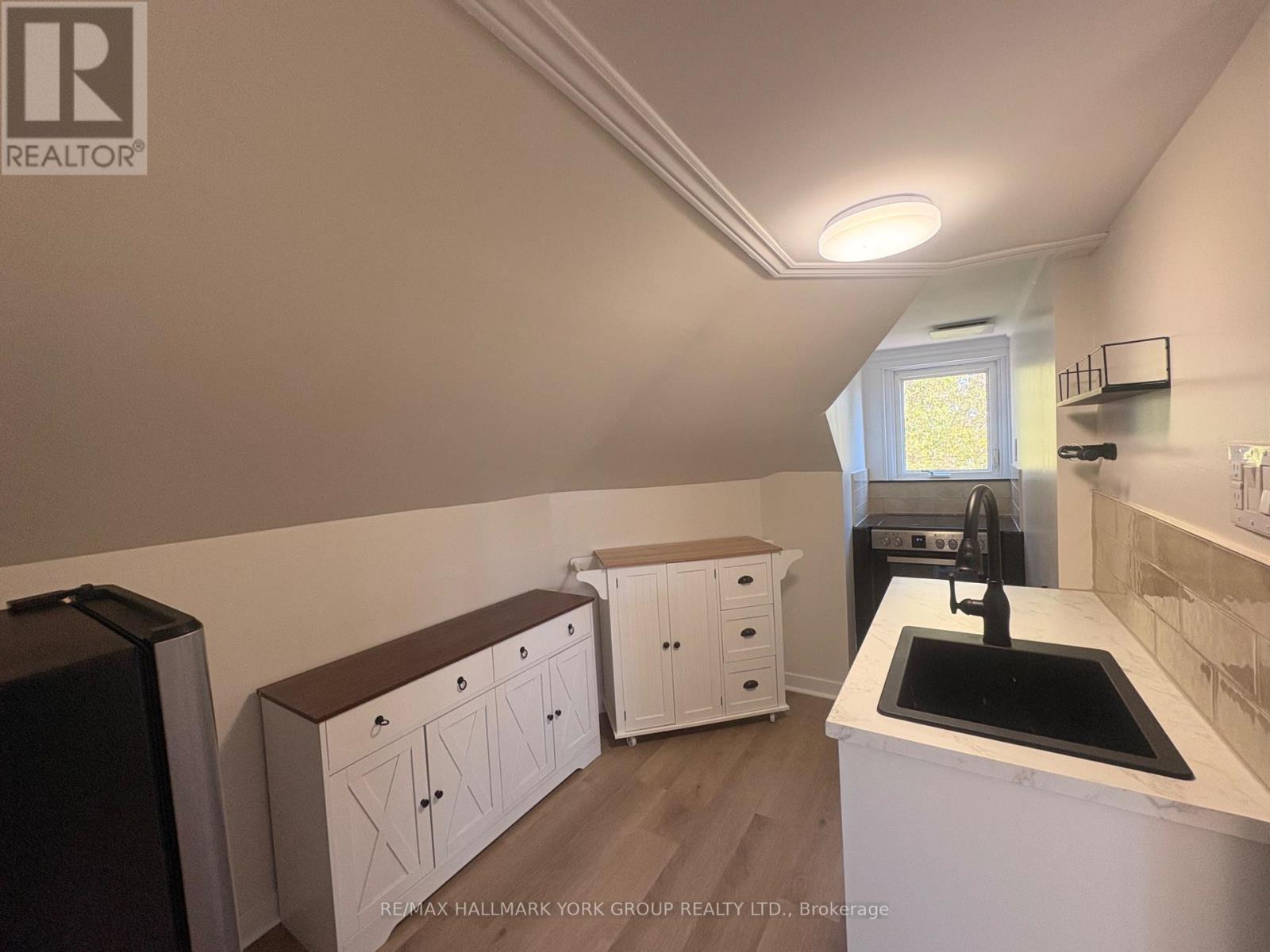 Upper - 137 Rosehill Boulevard Property Photo 9
