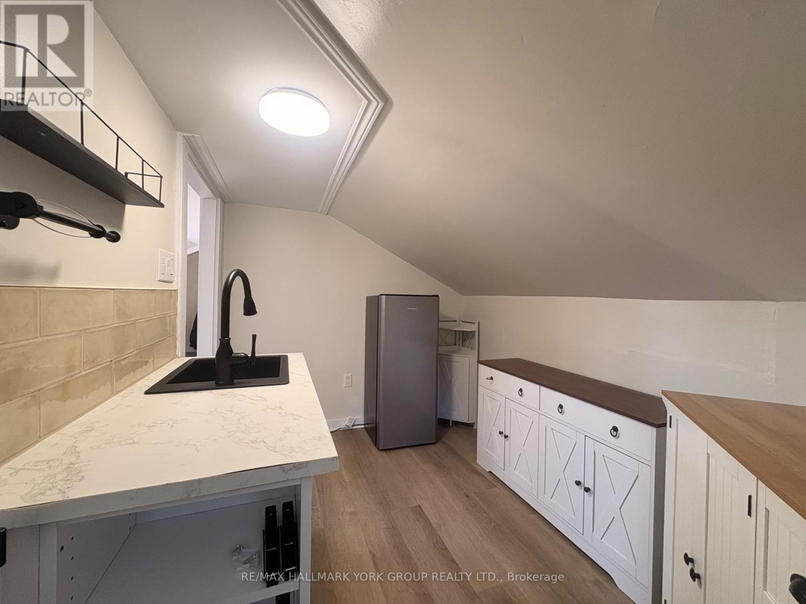 Upper - 137 Rosehill Boulevard Property Photo 10