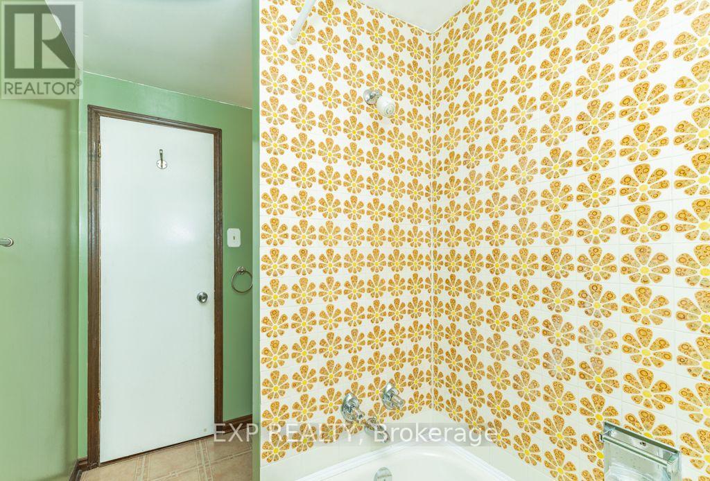 Main / Upper - 64 Burden Crescent Property Photo 34