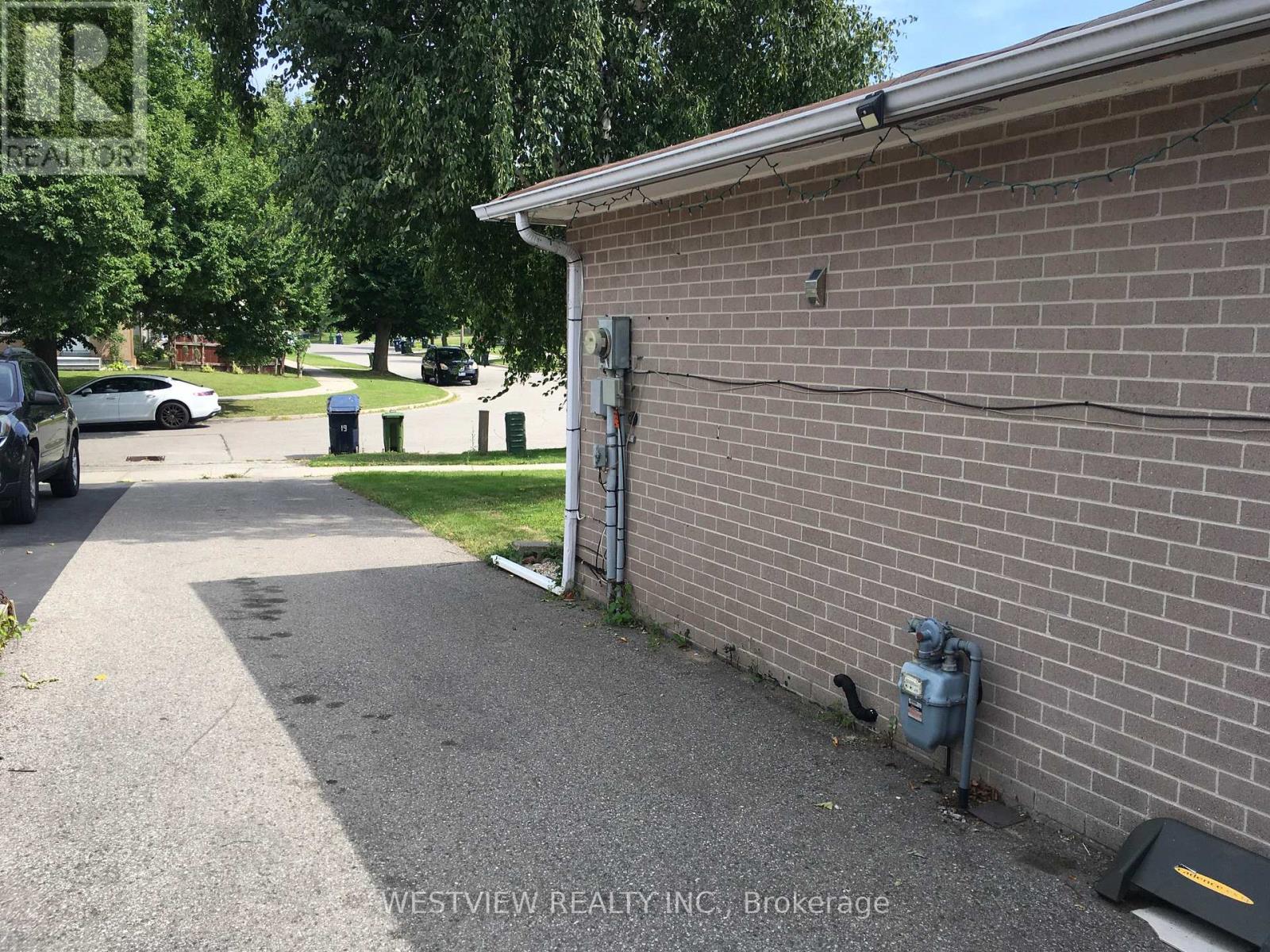 19 Coxworth Crescent Property Photo 3