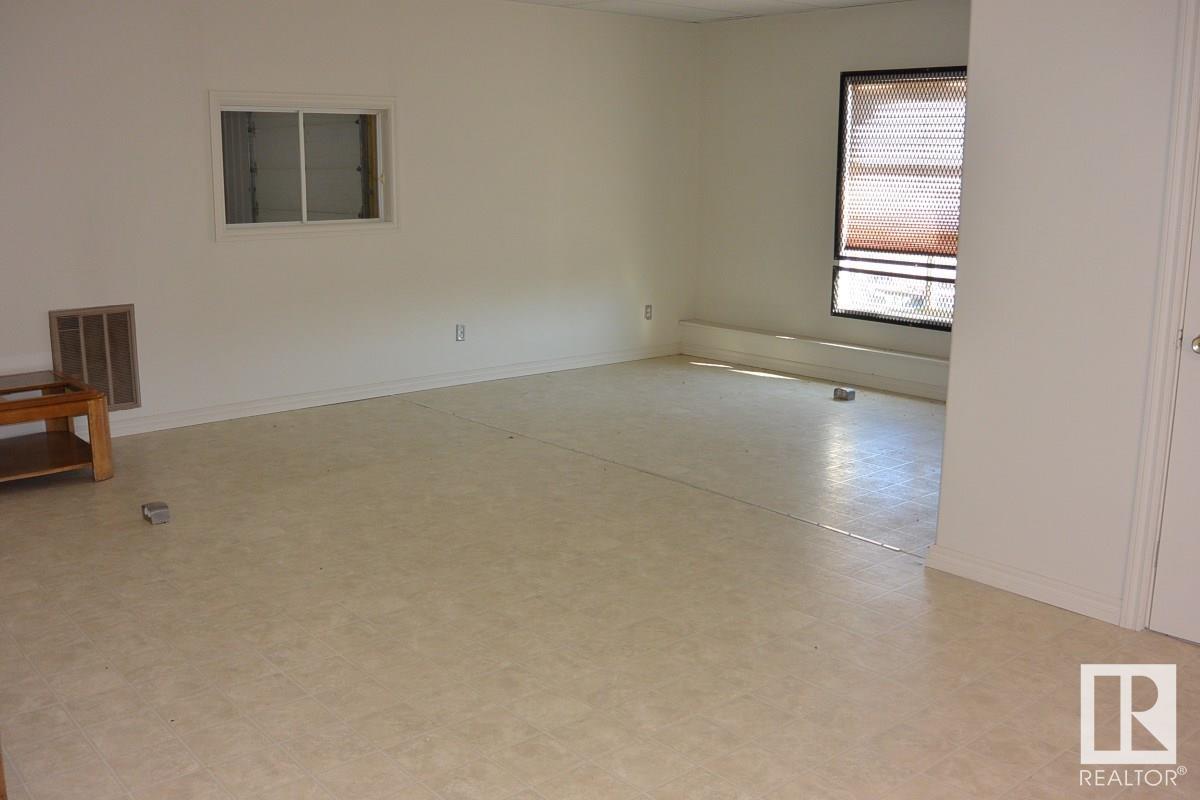 5005 49 A St Property Photo 7