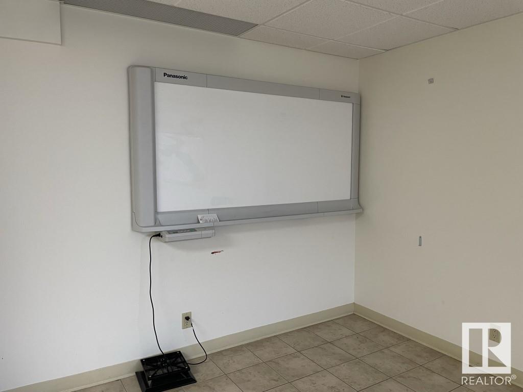 6229 54 Av Property Photo 15