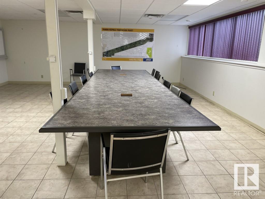 6229 54 Av Property Photo 16