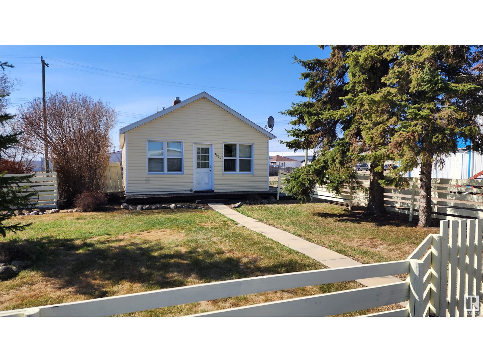4823 50 Av Property Photo 1