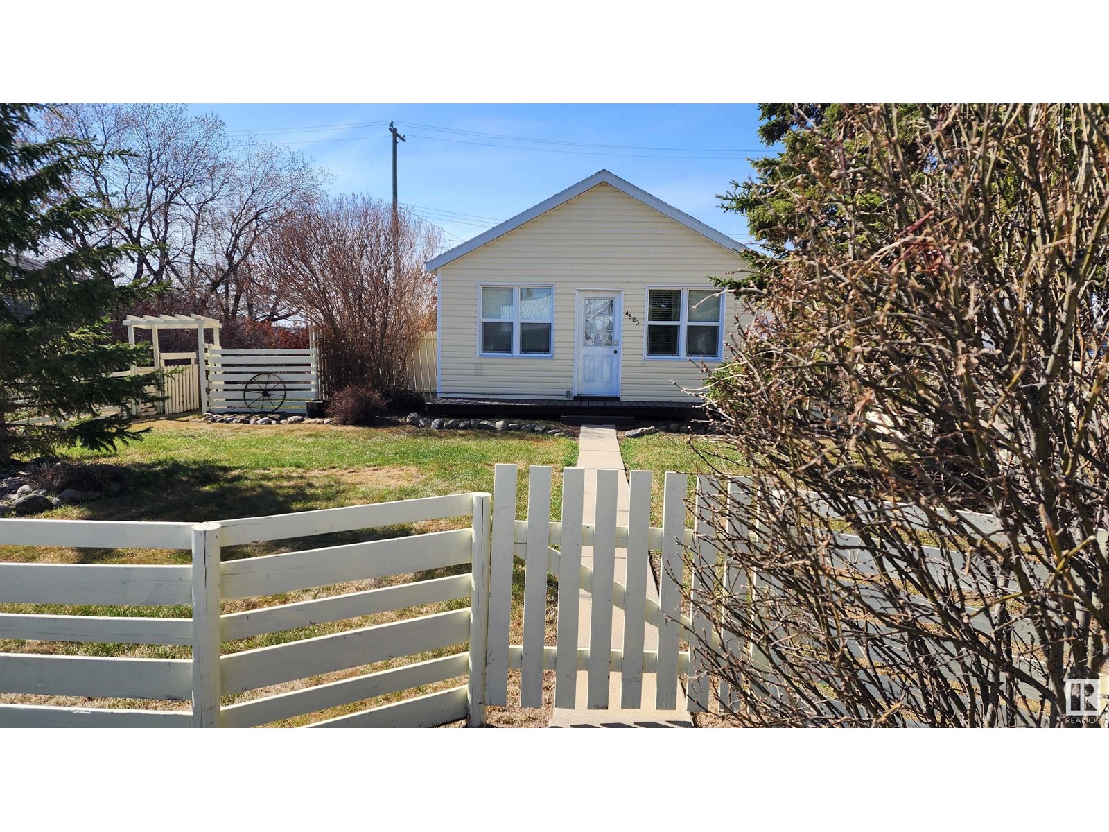 4823 50 Av Property Photo 2