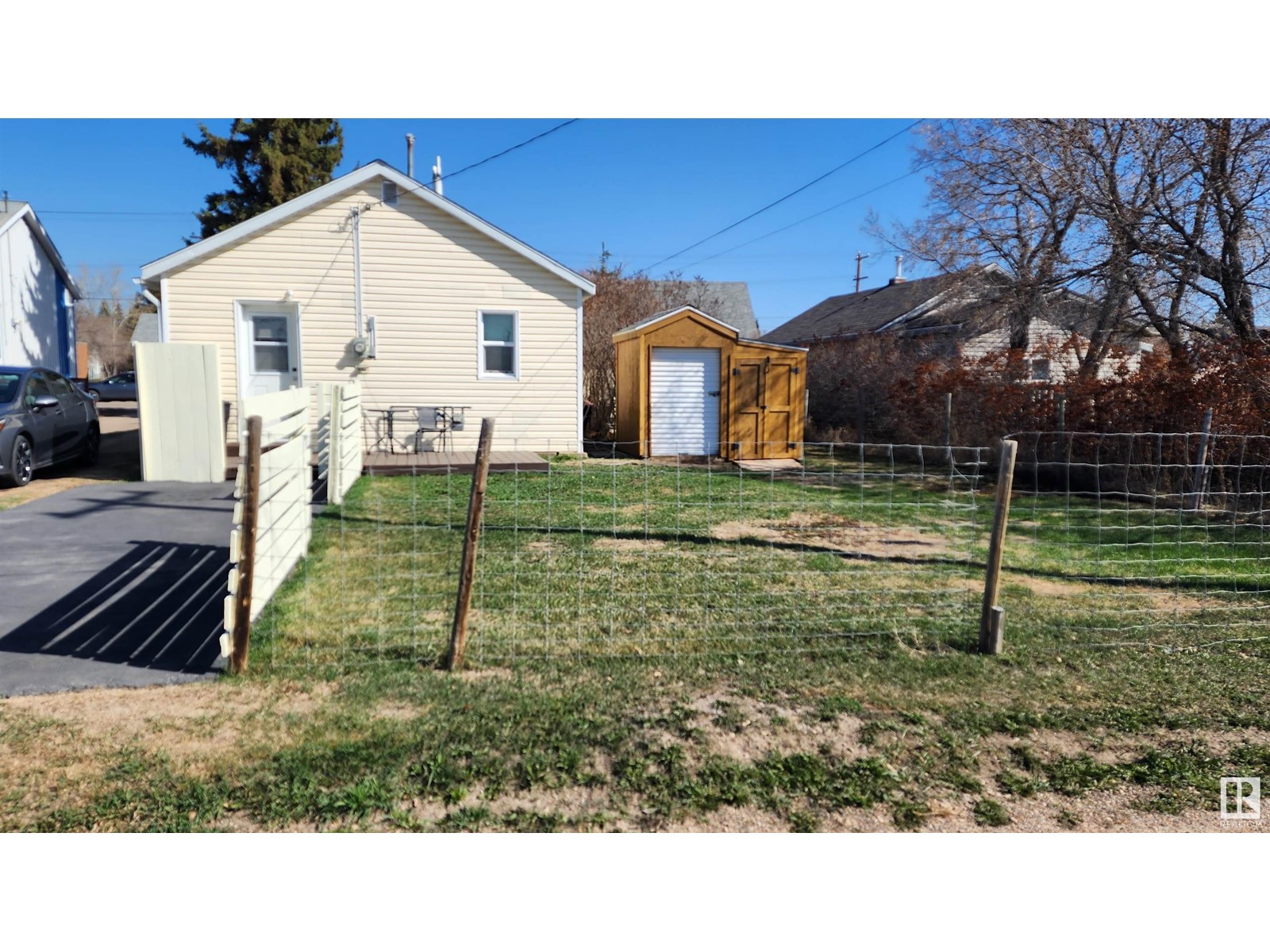 4823 50 Av Property Photo 3