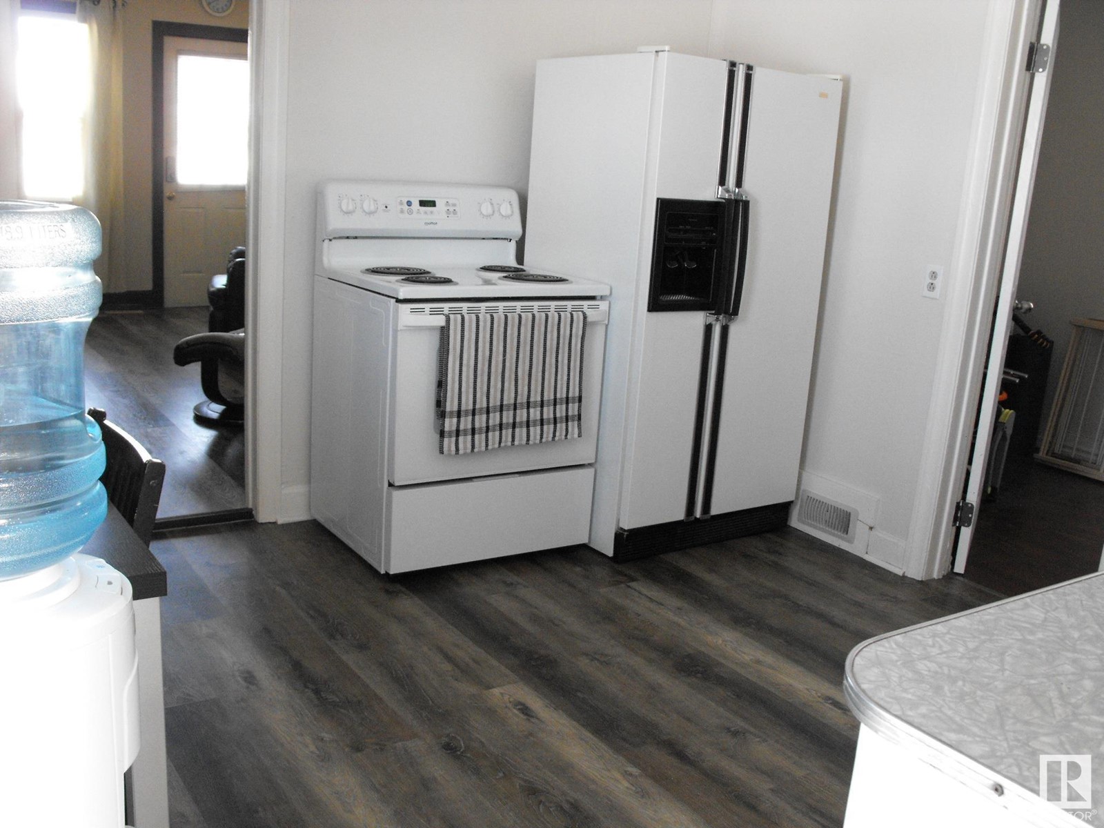 4823 50 Av Property Photo 5