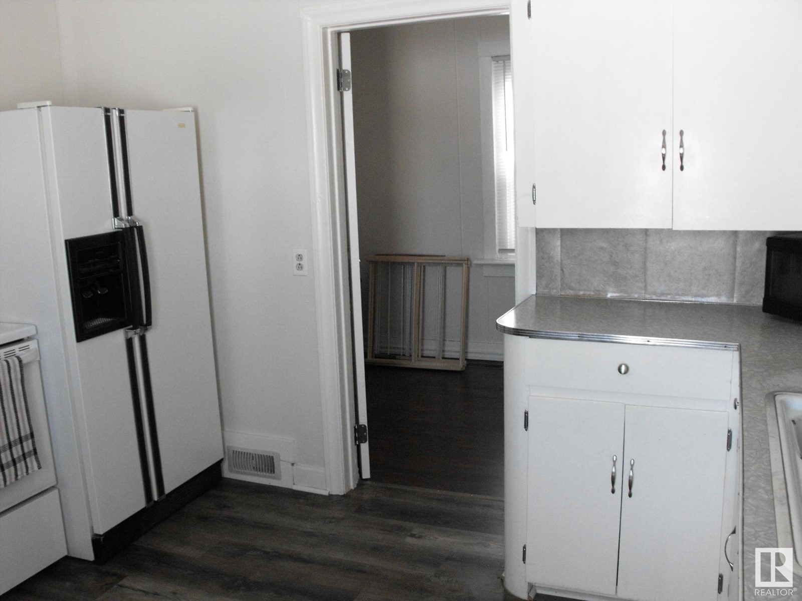 4823 50 Av Property Photo 6