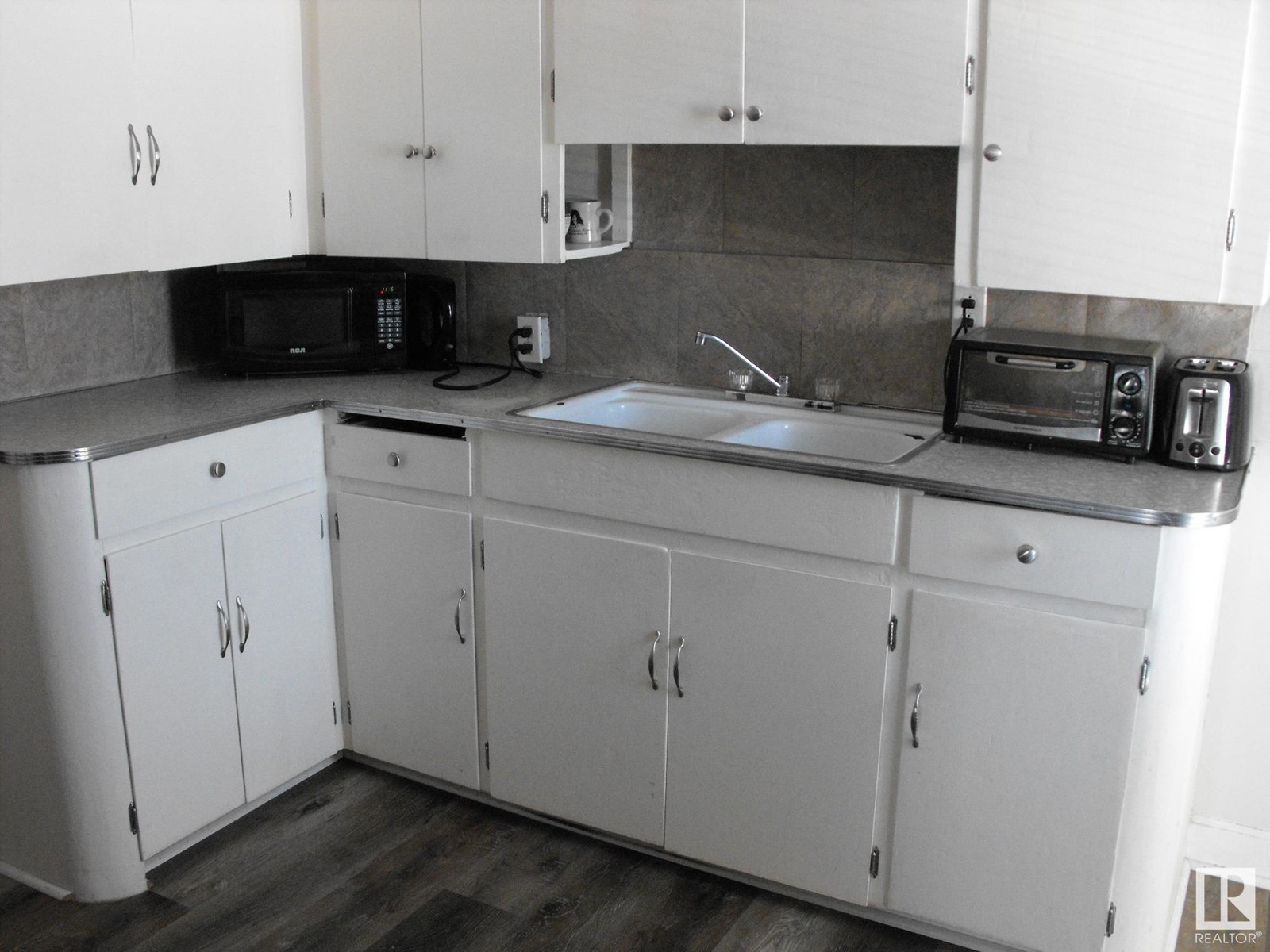 4823 50 Av Property Photo 7