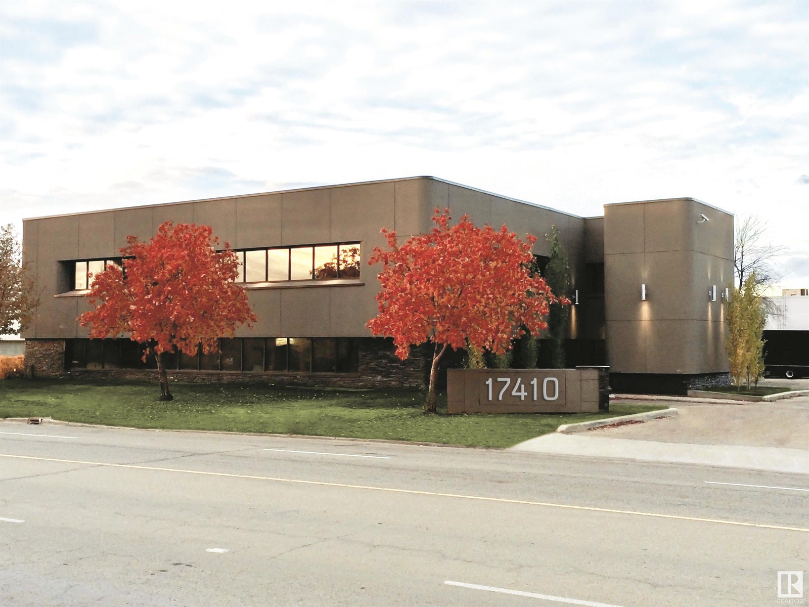 17410 107 Av Nw Property Photo 2