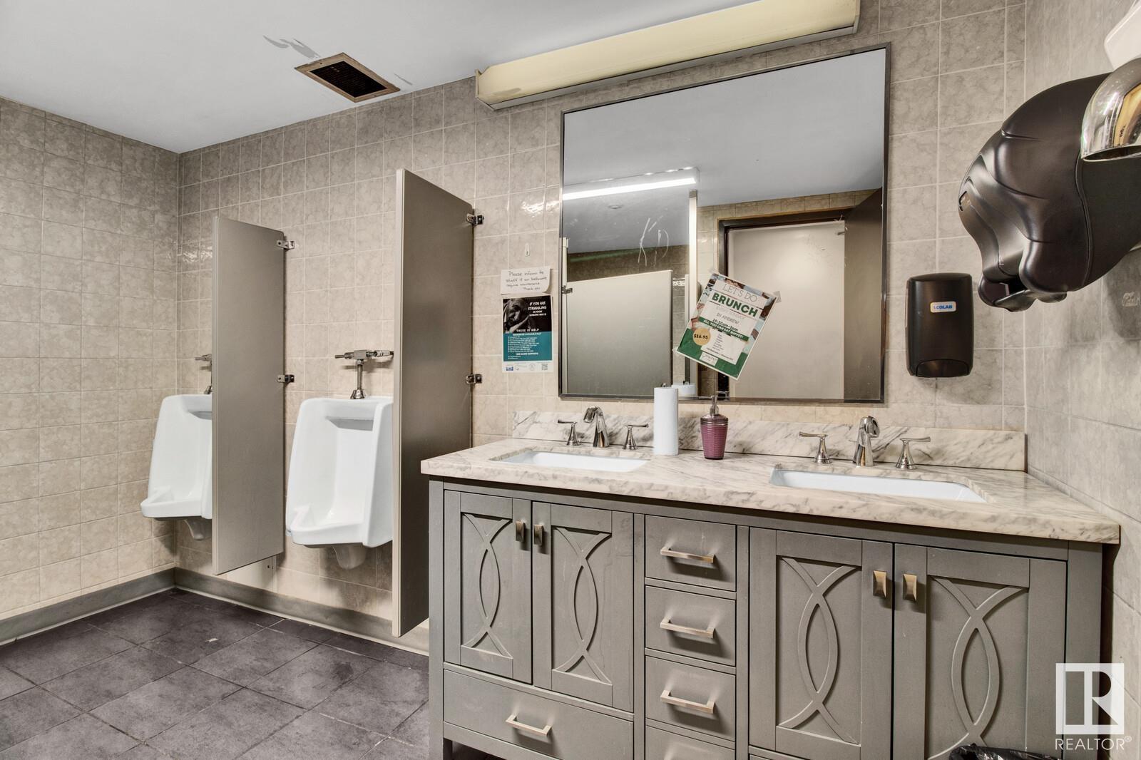 5102 50 Av Property Photo 15