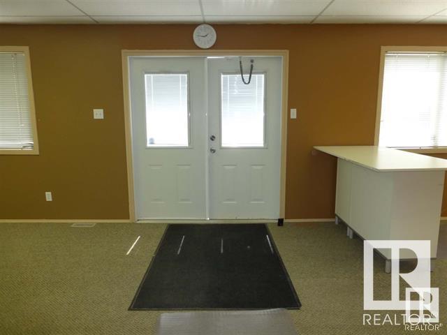 4904 & 4908 50 Ave Property Photo 3