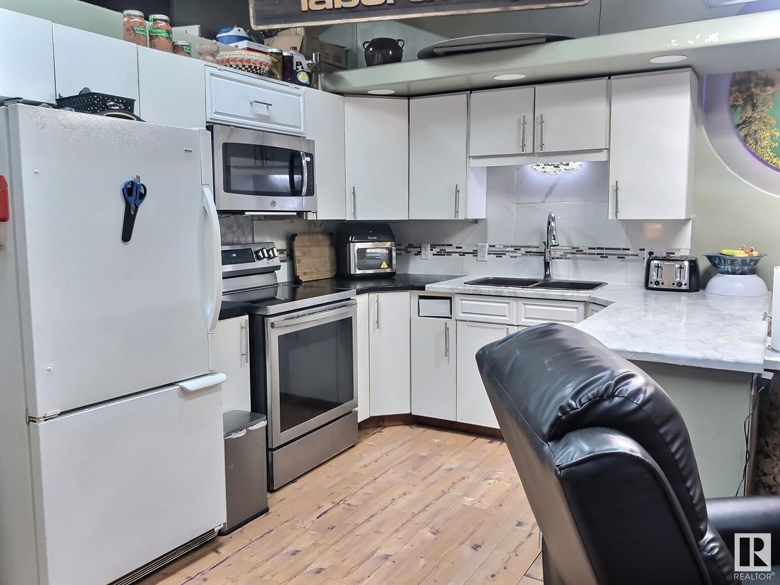 5013 50 Av Property Photo 7