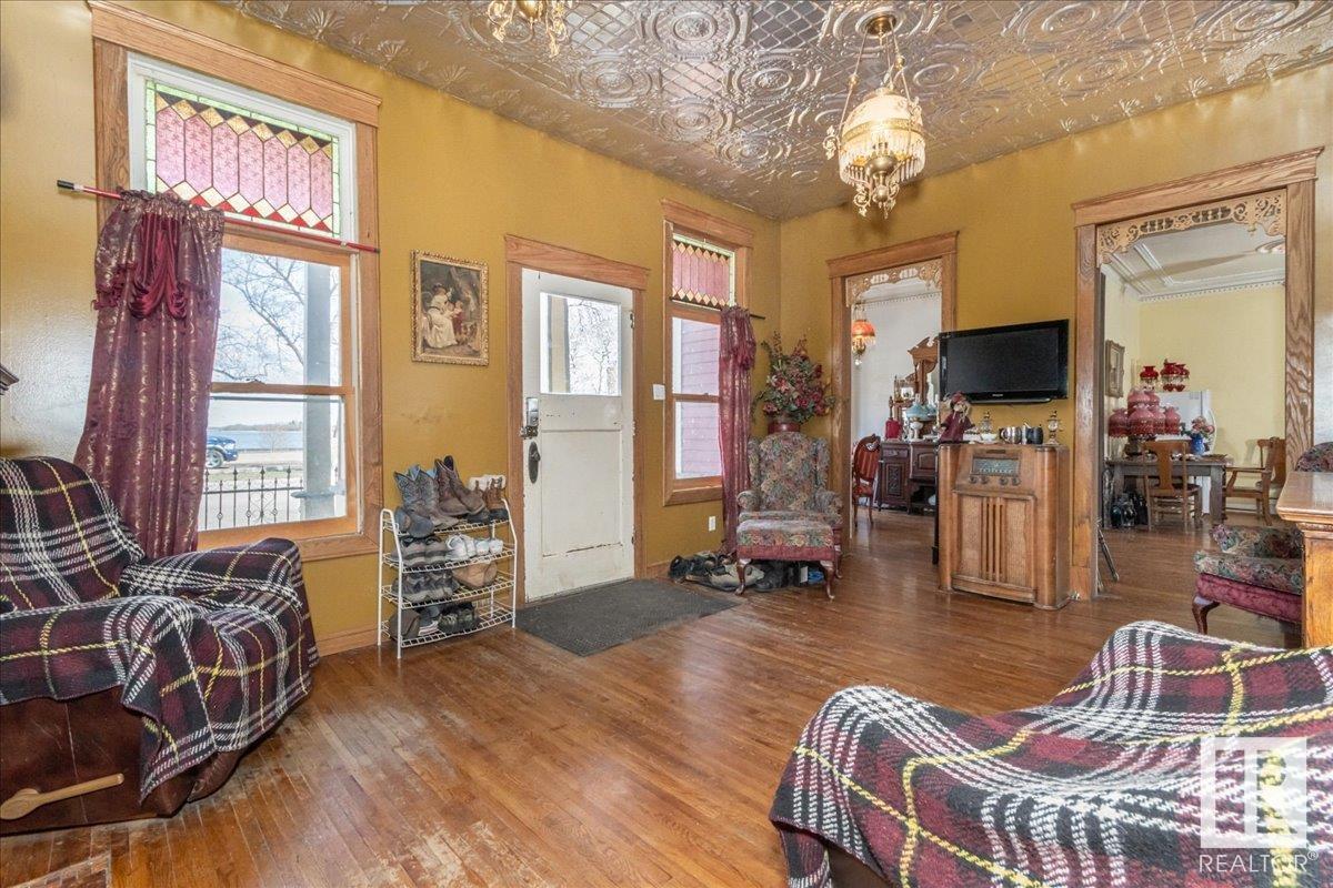 4518 51 Av Property Photo 6