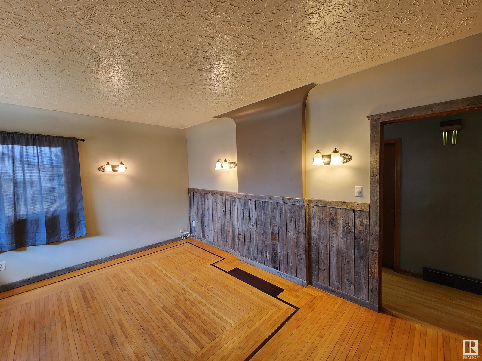 125 1st St W Property Photo 3