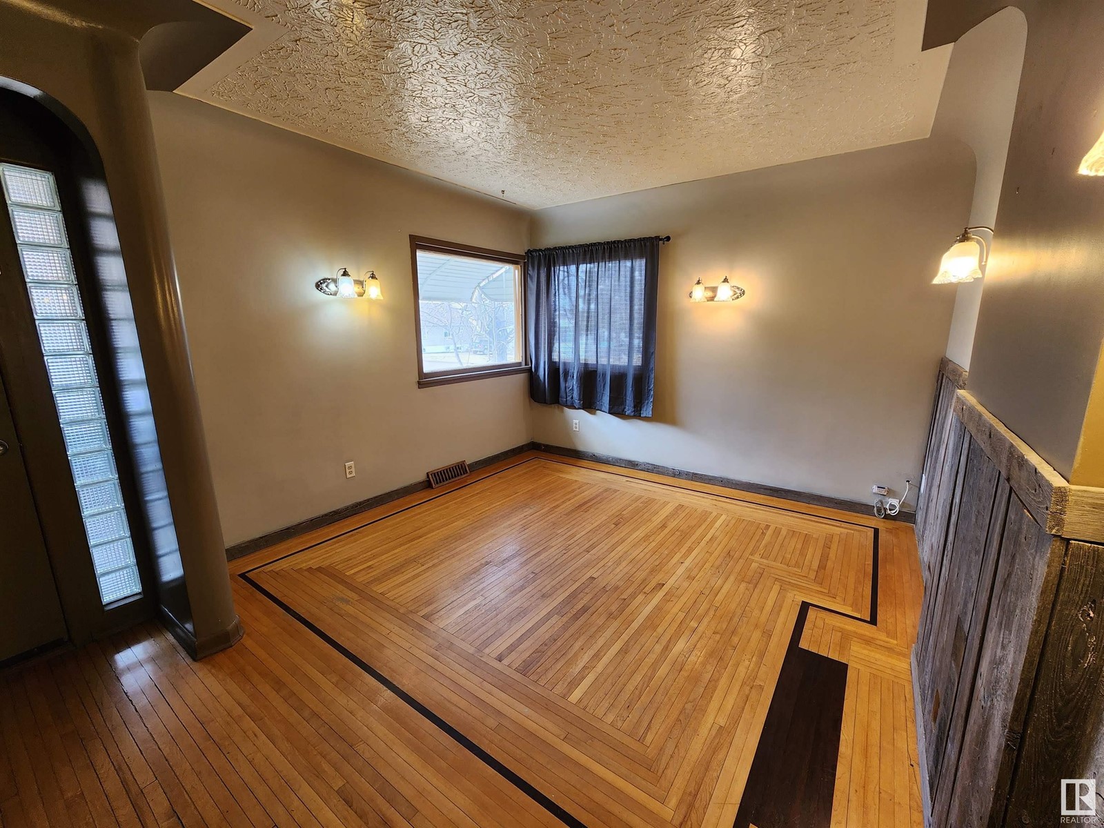 125 1st St W Property Photo 4