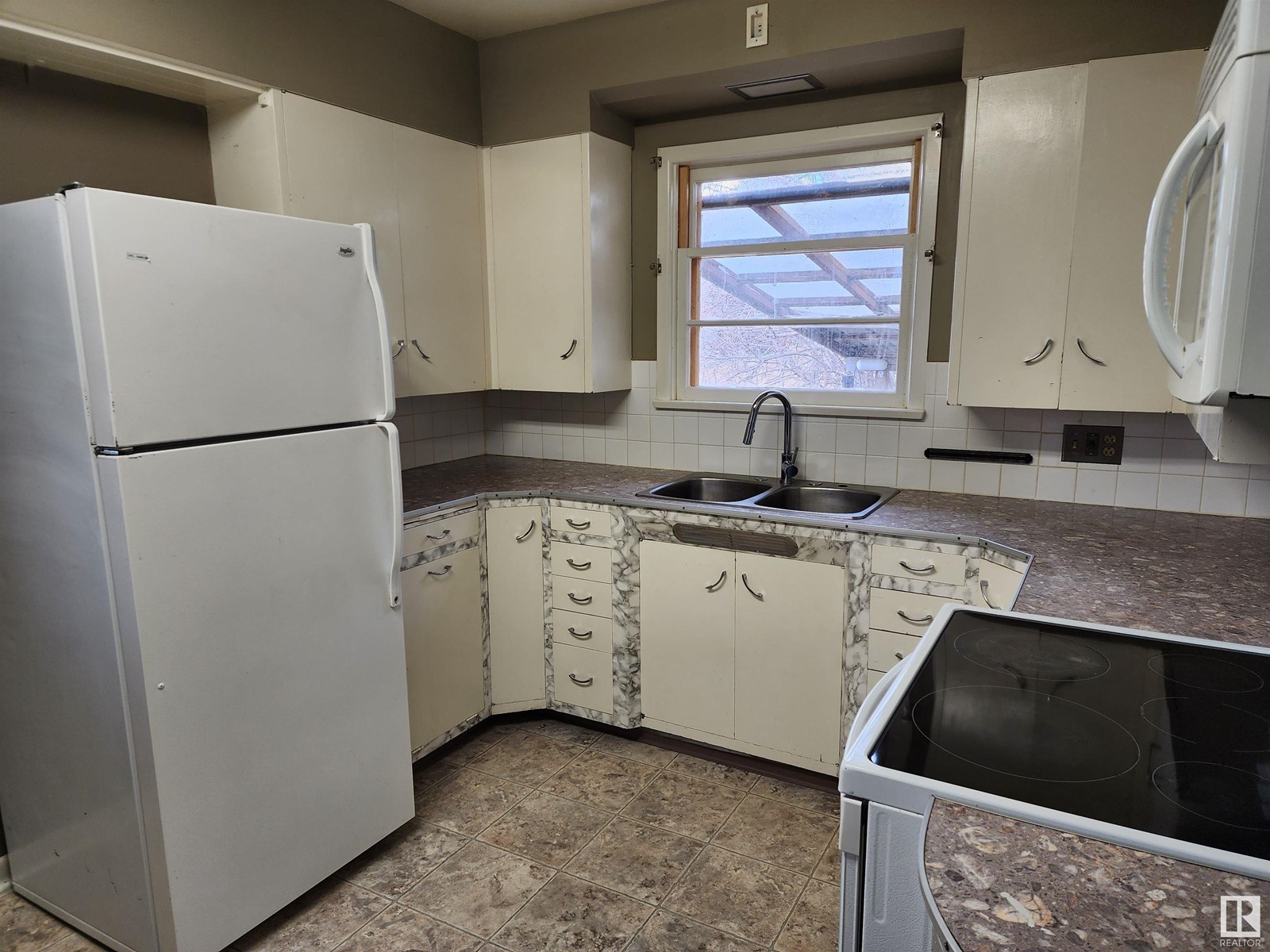 125 1st St W Property Photo 5