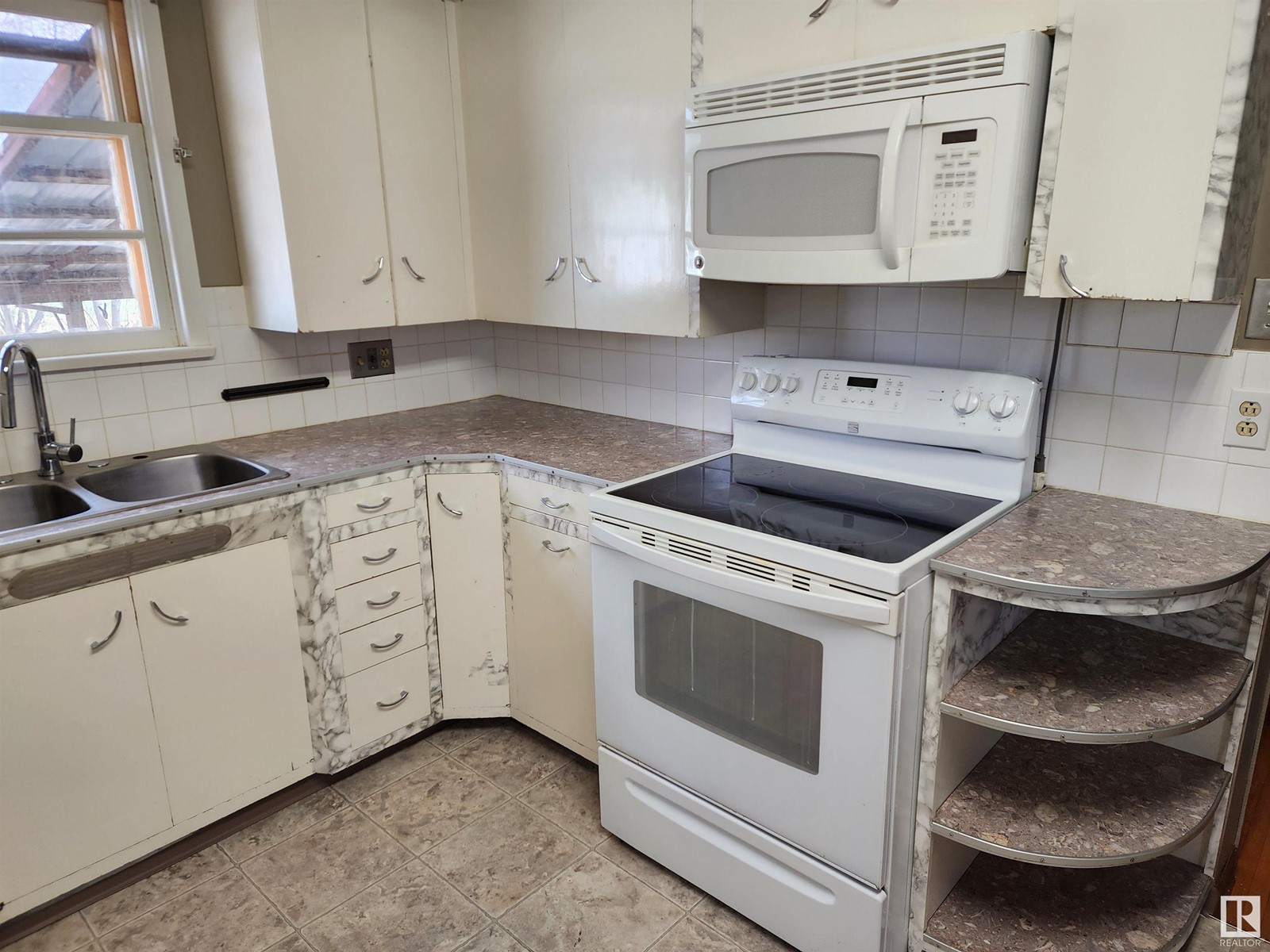 125 1st St W Property Photo 6
