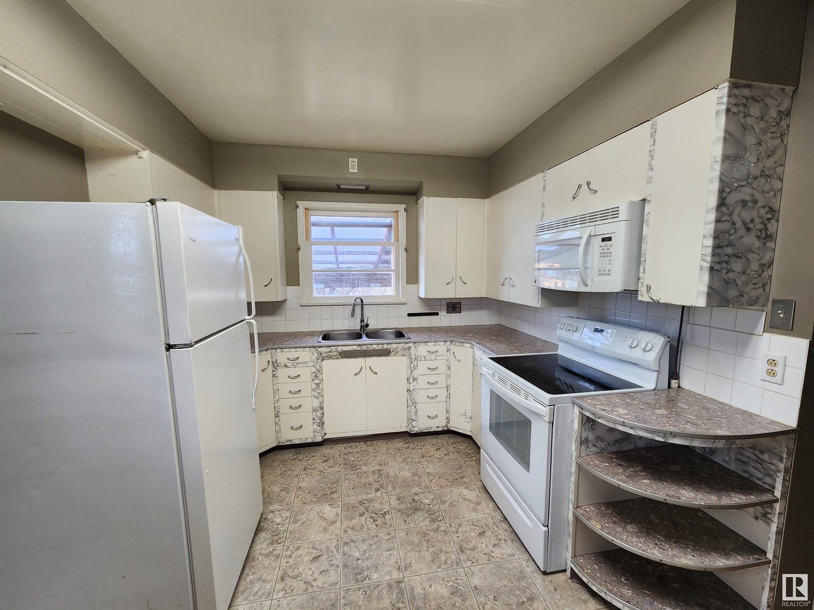 125 1st St W Property Photo 7