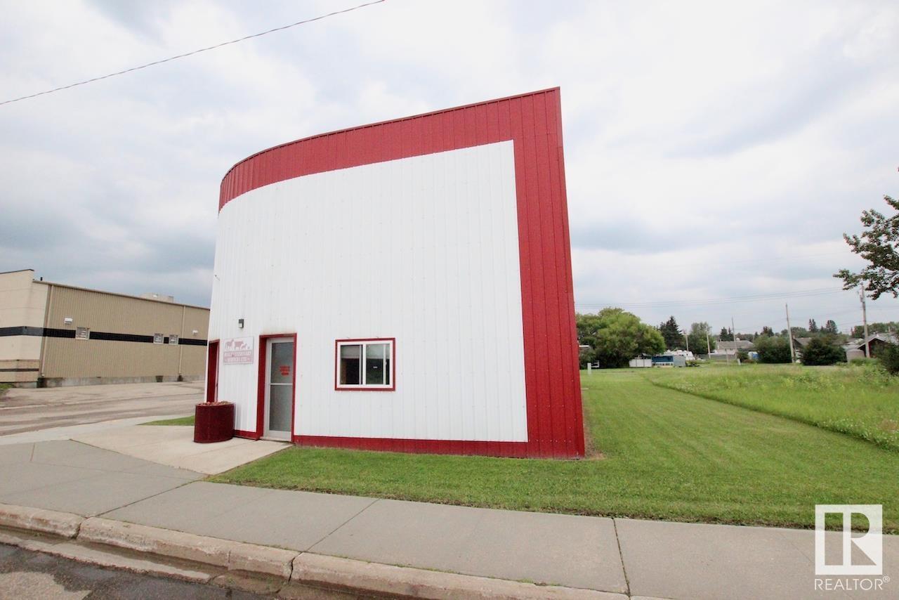 5615 Railway Av Property Photo 2