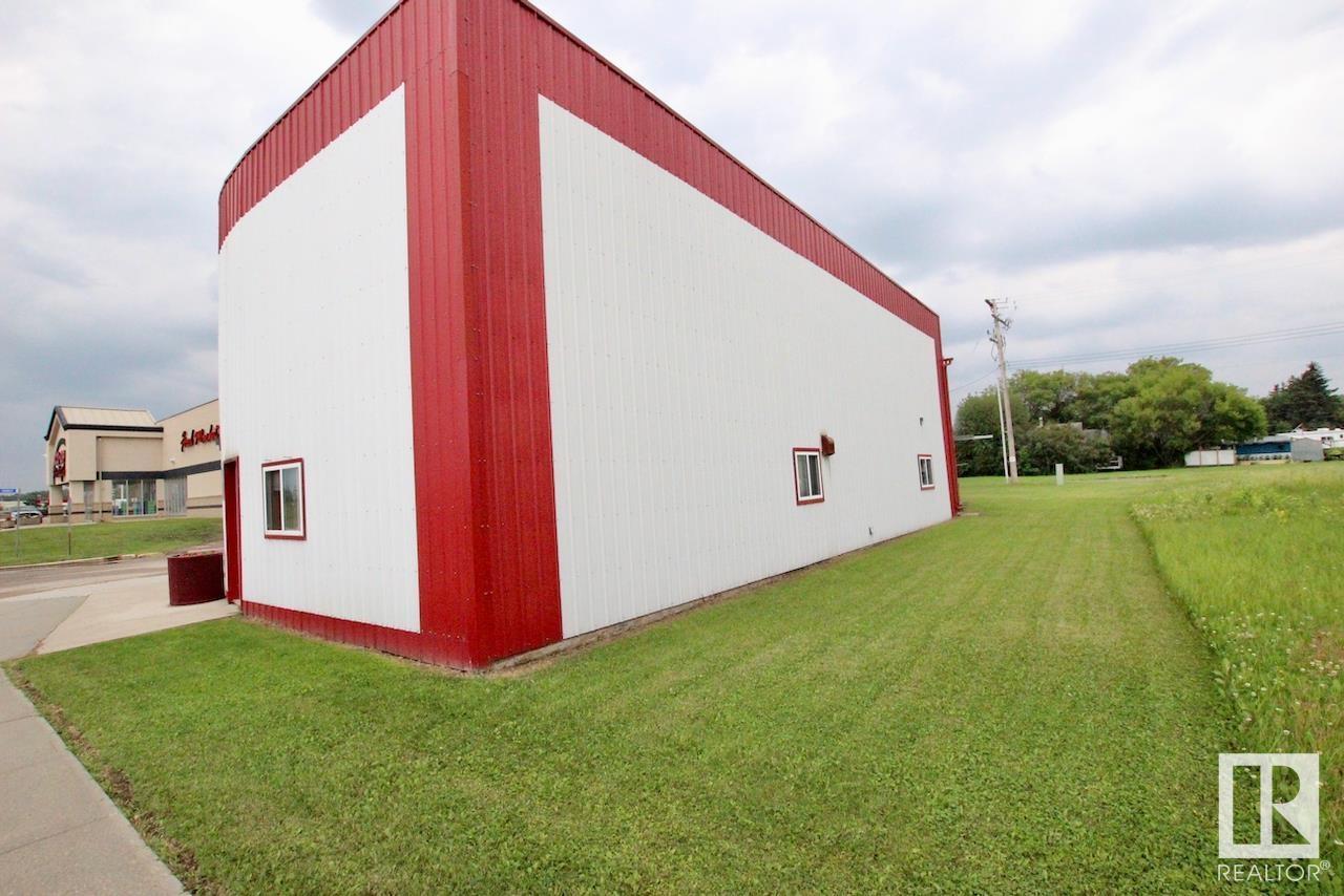 5615 Railway Av Property Photo 3
