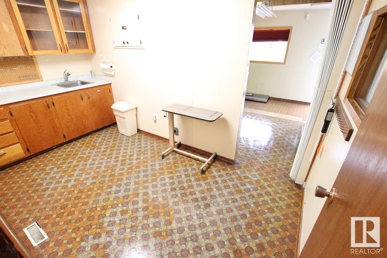 5615 Railway Av Property Photo 13