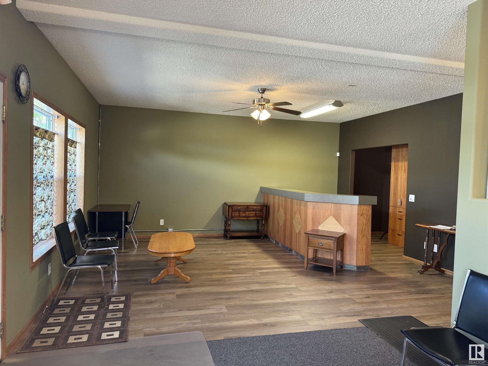 5023 50 Av Property Photo 2