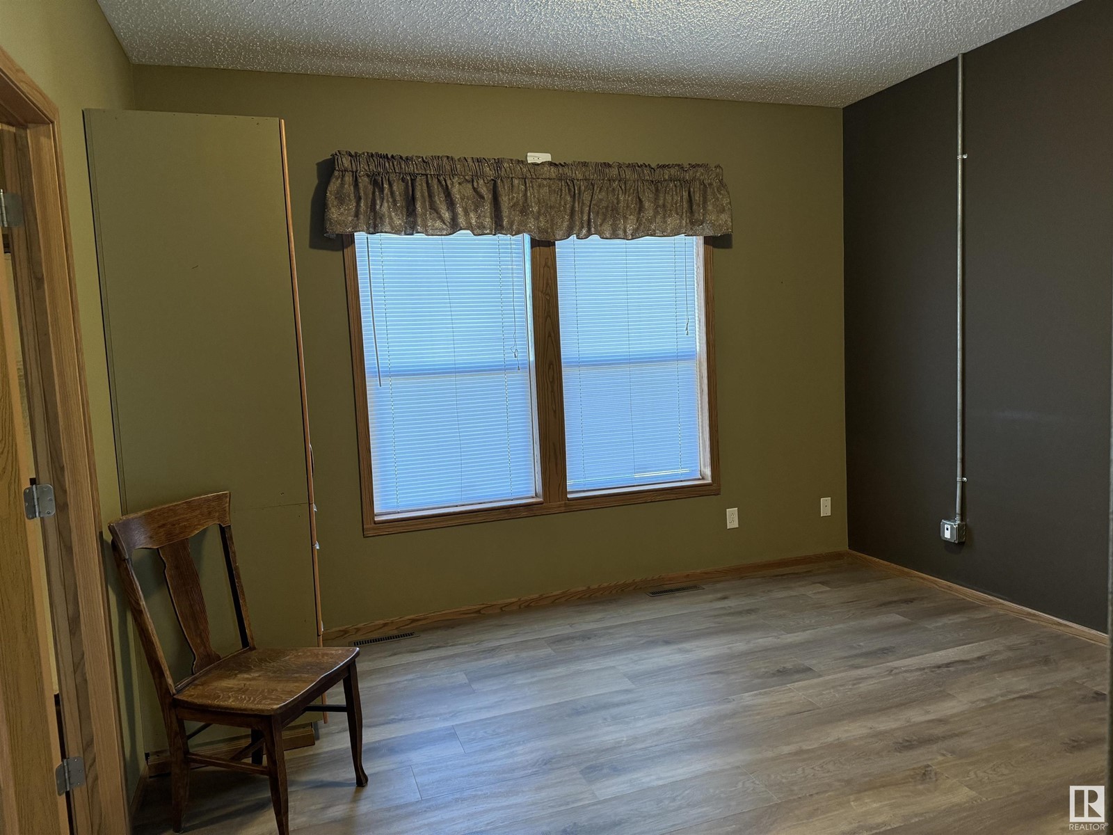 5023 50 Av Property Photo 5