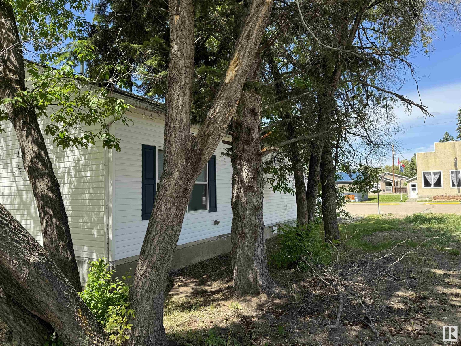 5023 50 Av Property Photo 23