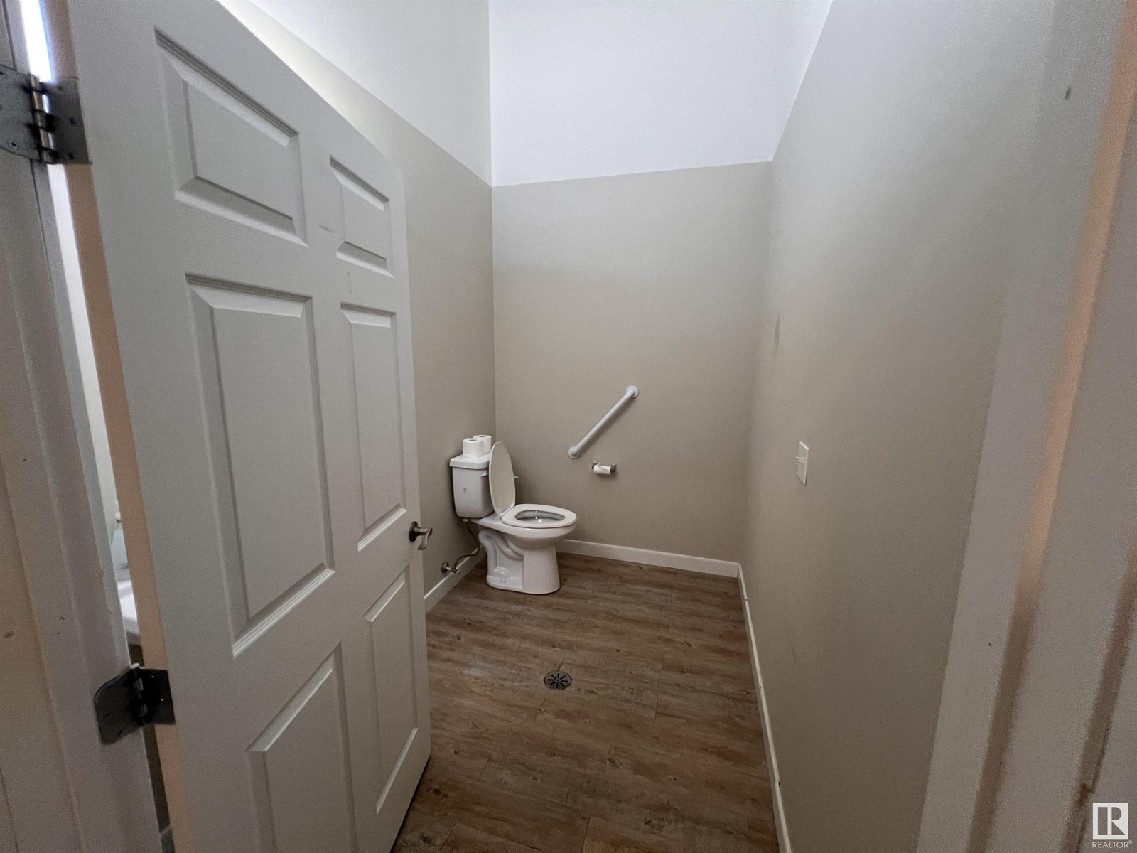 #105 3801 49 Av Property Photo 7