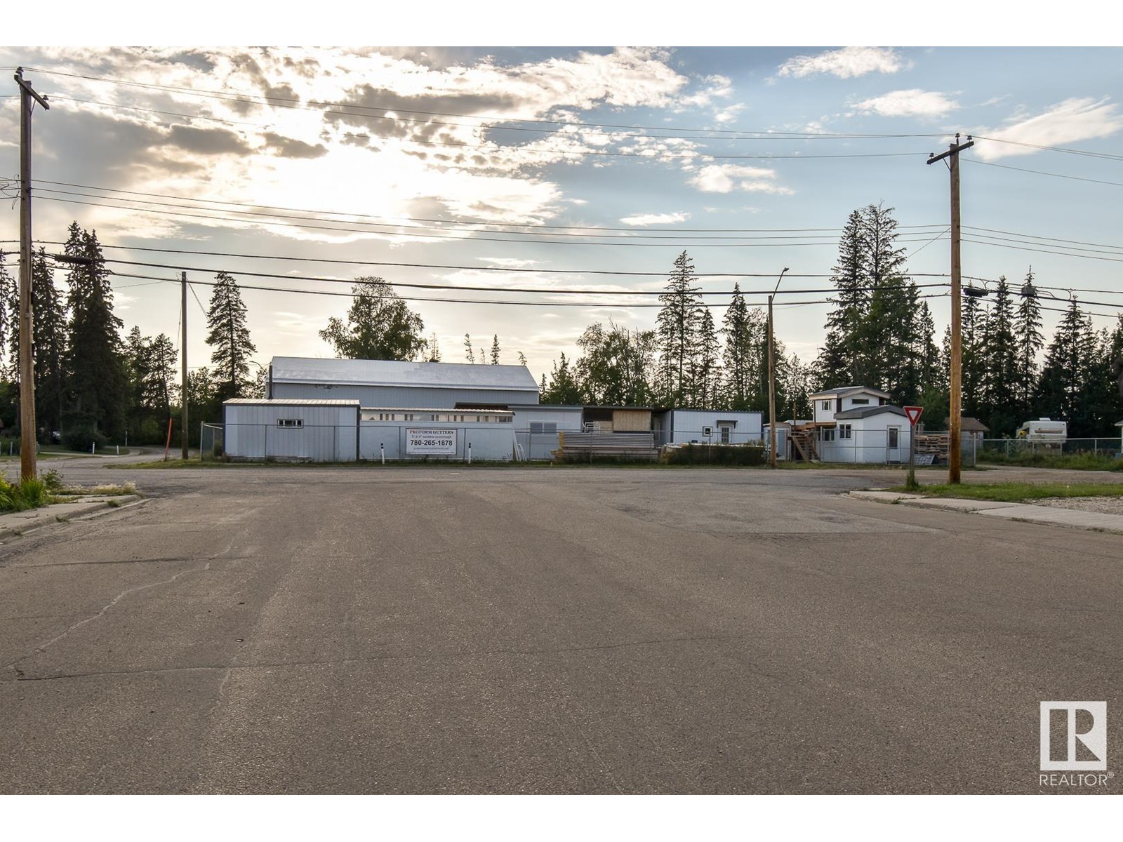 5121 50 Av Property Photo 7