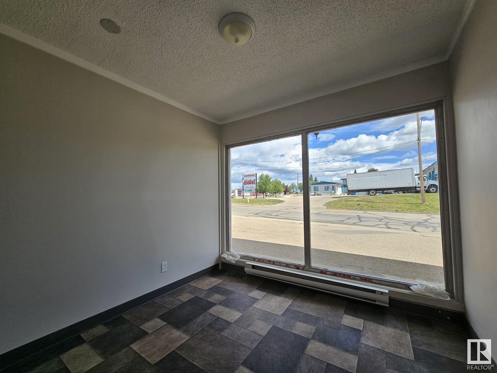 5403 50 Av Property Photo 18